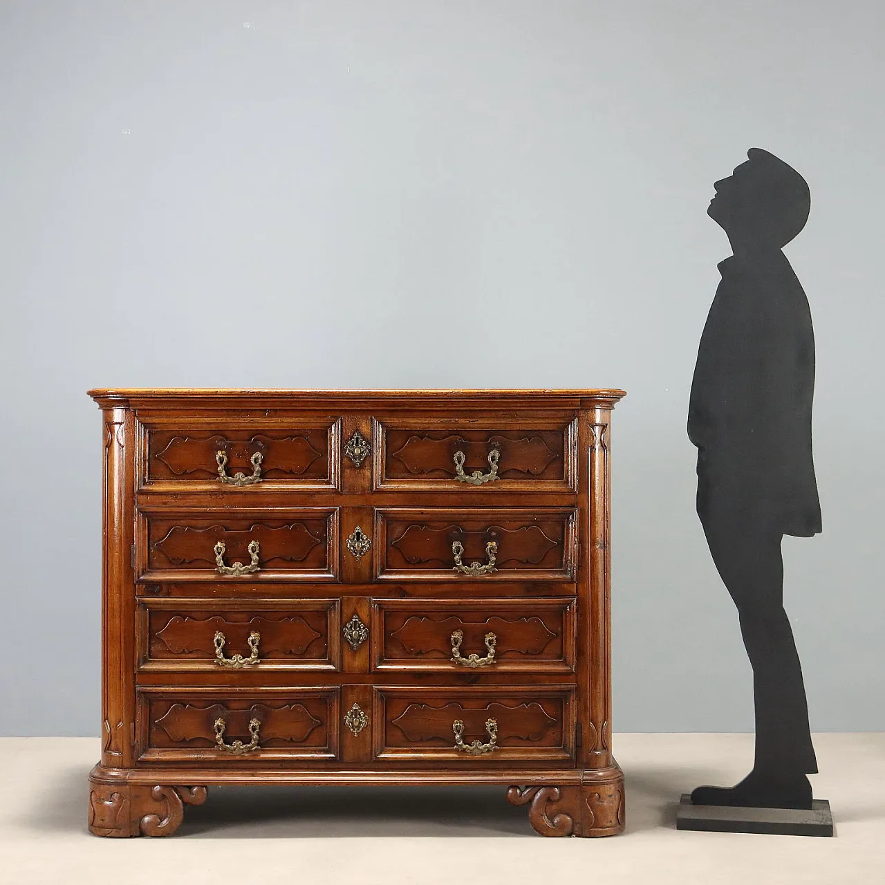 Baroque walnut chest of drawers with molded drawers, 18th century 2