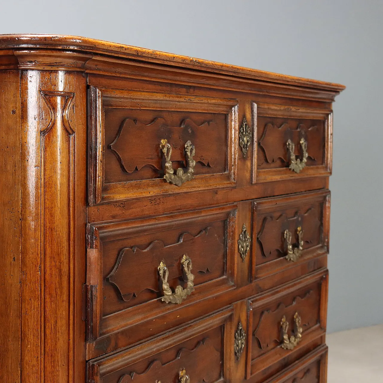 Baroque walnut chest of drawers with molded drawers, 18th century 3