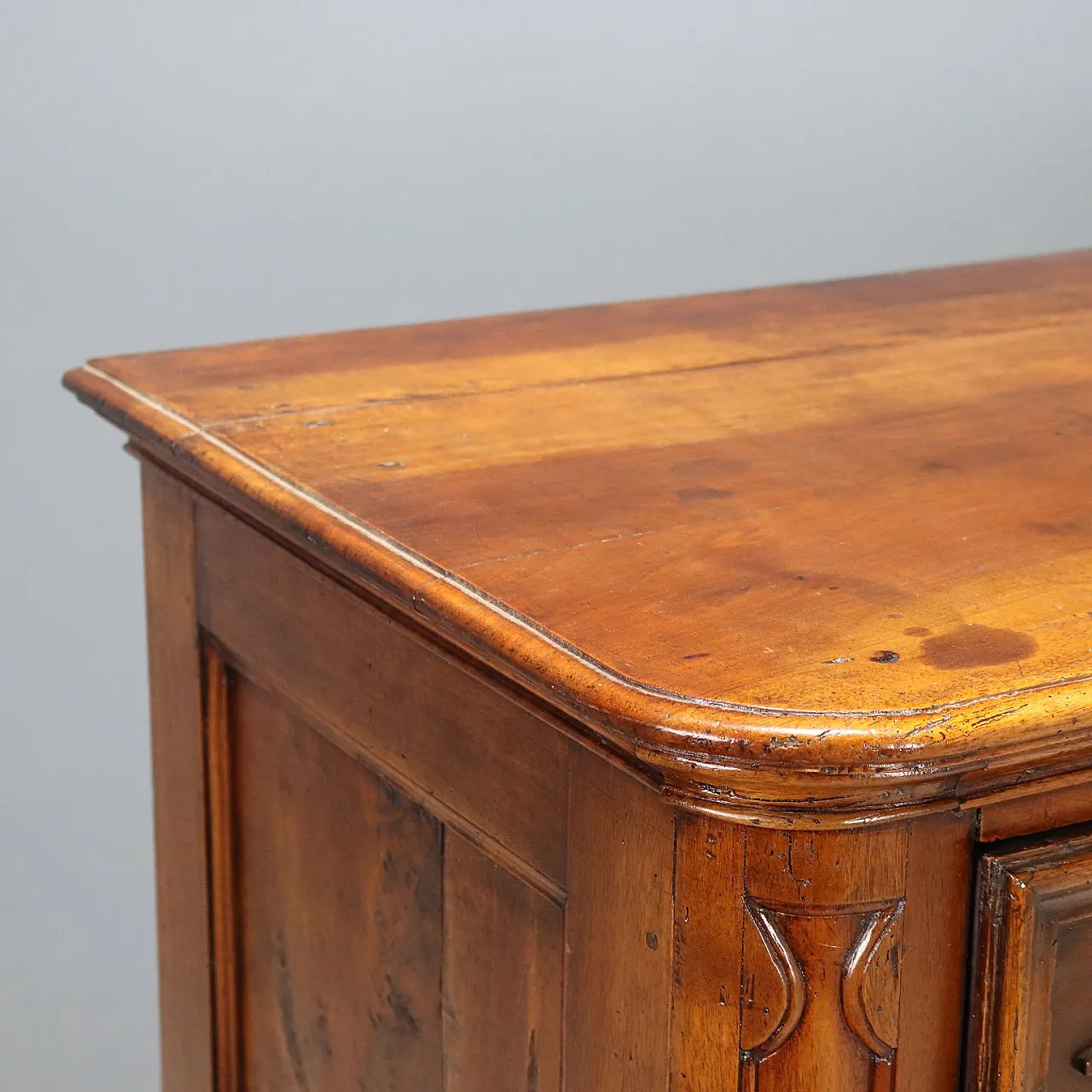 Baroque walnut chest of drawers with molded drawers, 18th century 4