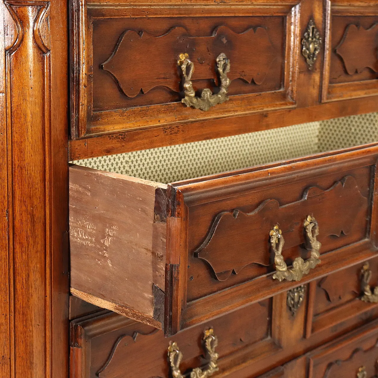 Baroque walnut chest of drawers with molded drawers, 18th century 6