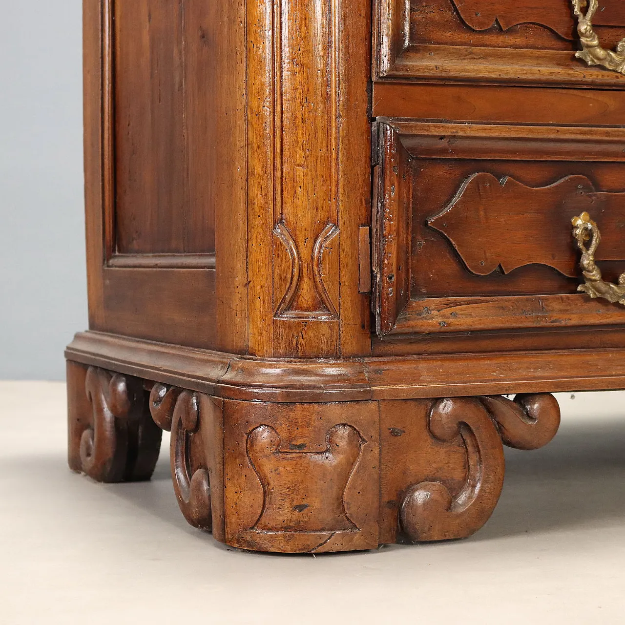 Baroque walnut chest of drawers with molded drawers, 18th century 7