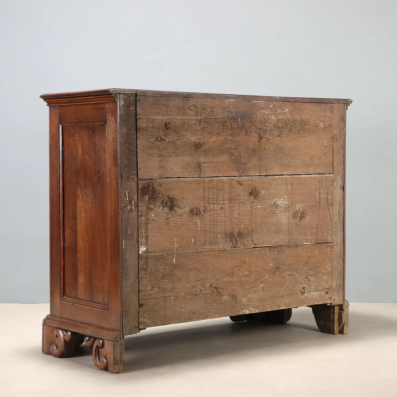 Baroque walnut chest of drawers with molded drawers, 18th century 10
