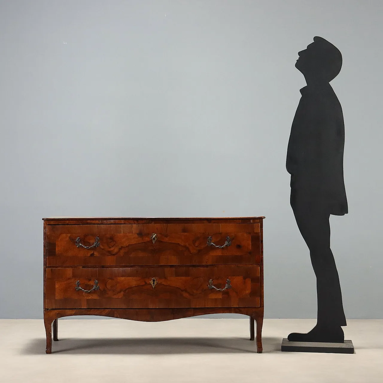 Lombard-Venetian Baroque chest of drawers in walnut, 18th century 2