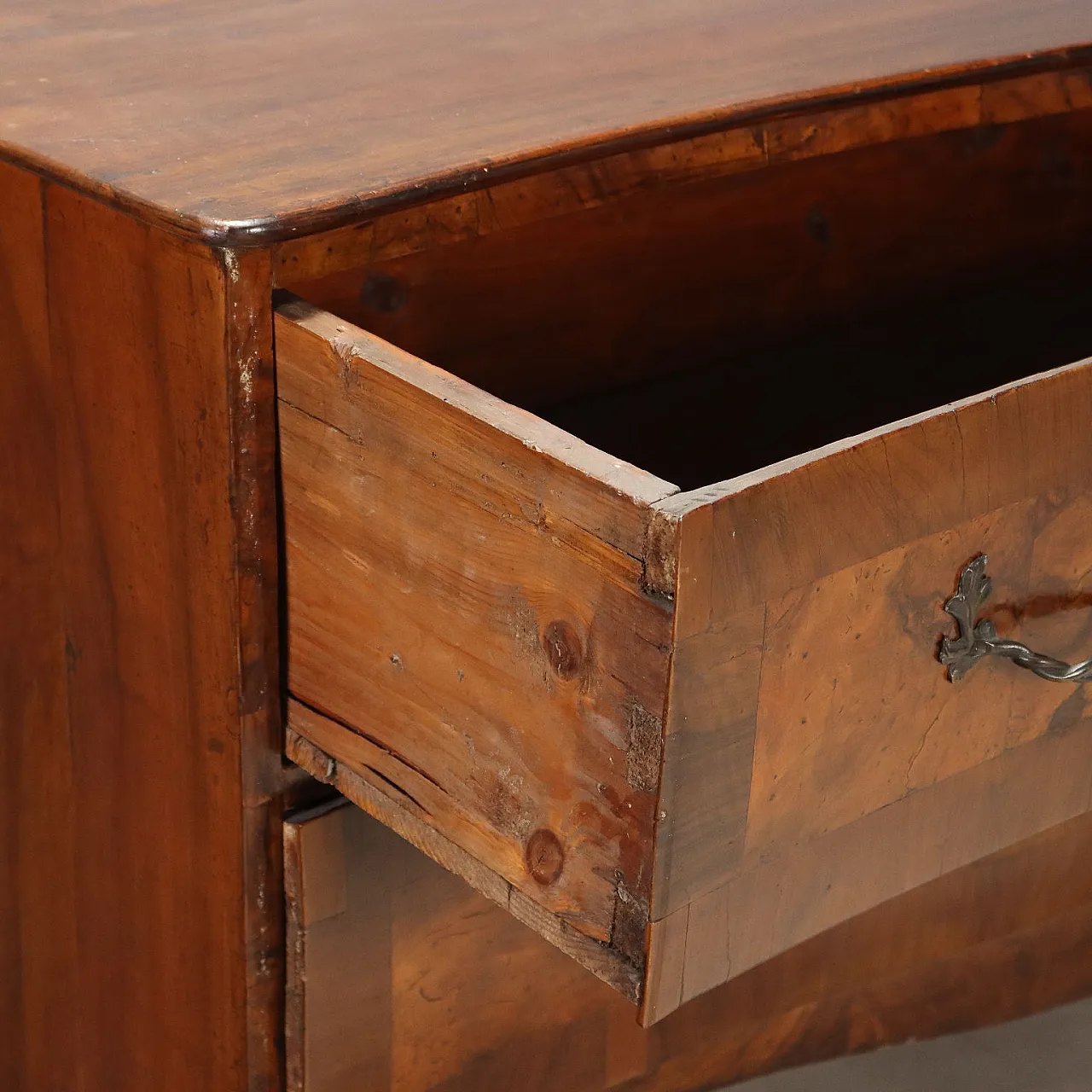 Lombard-Venetian Baroque chest of drawers in walnut, 18th century 3