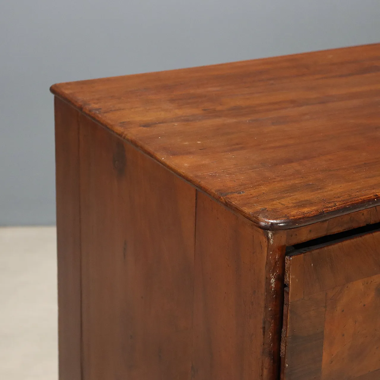 Lombard-Venetian Baroque chest of drawers in walnut, 18th century 4