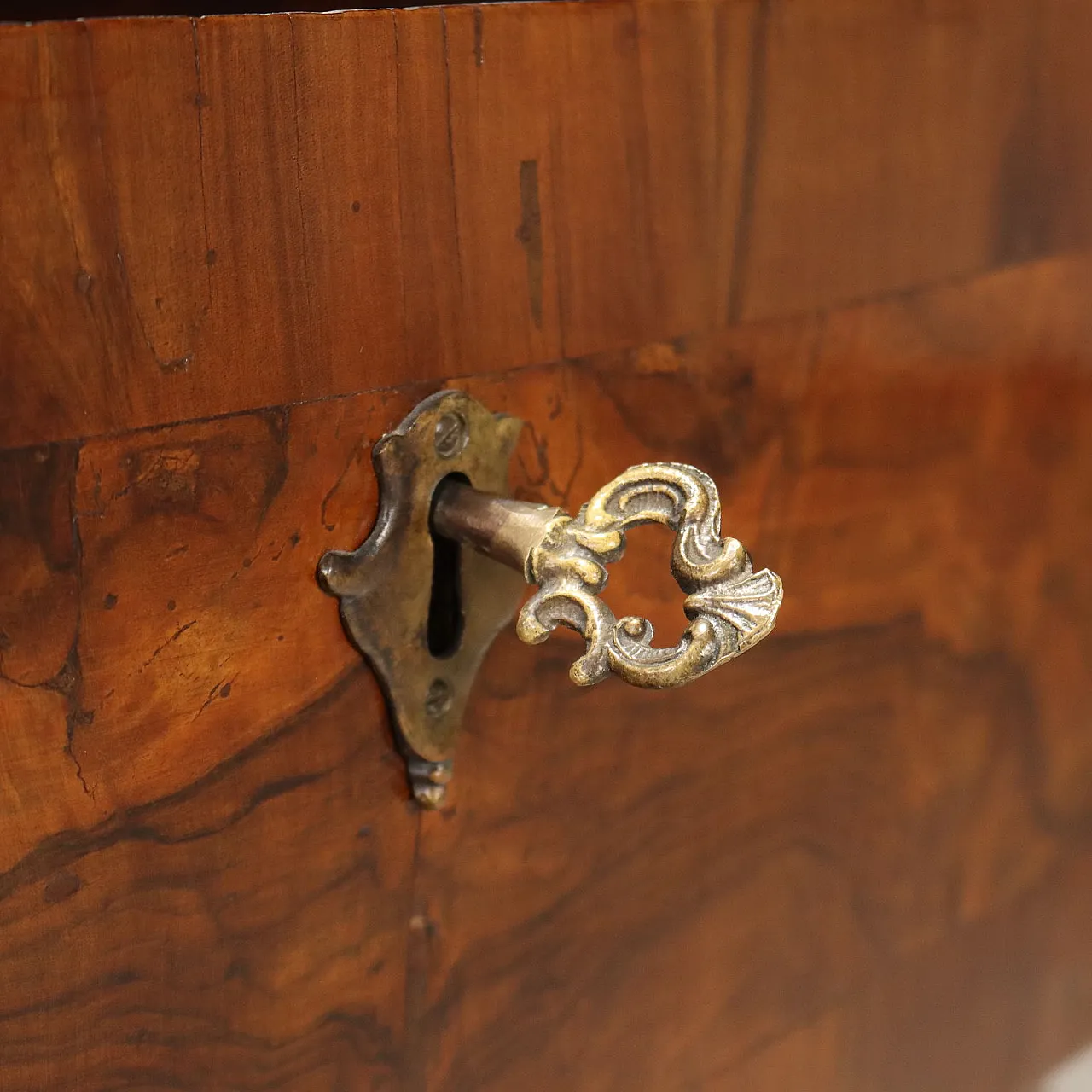 Lombard-Venetian Baroque chest of drawers in walnut, 18th century 5