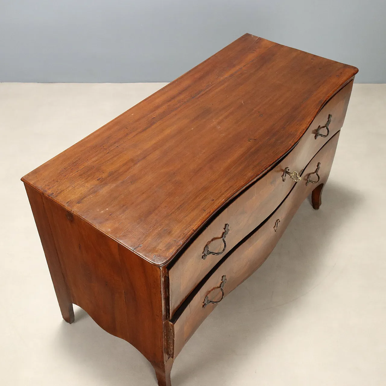 Lombard-Venetian Baroque chest of drawers in walnut, 18th century 7