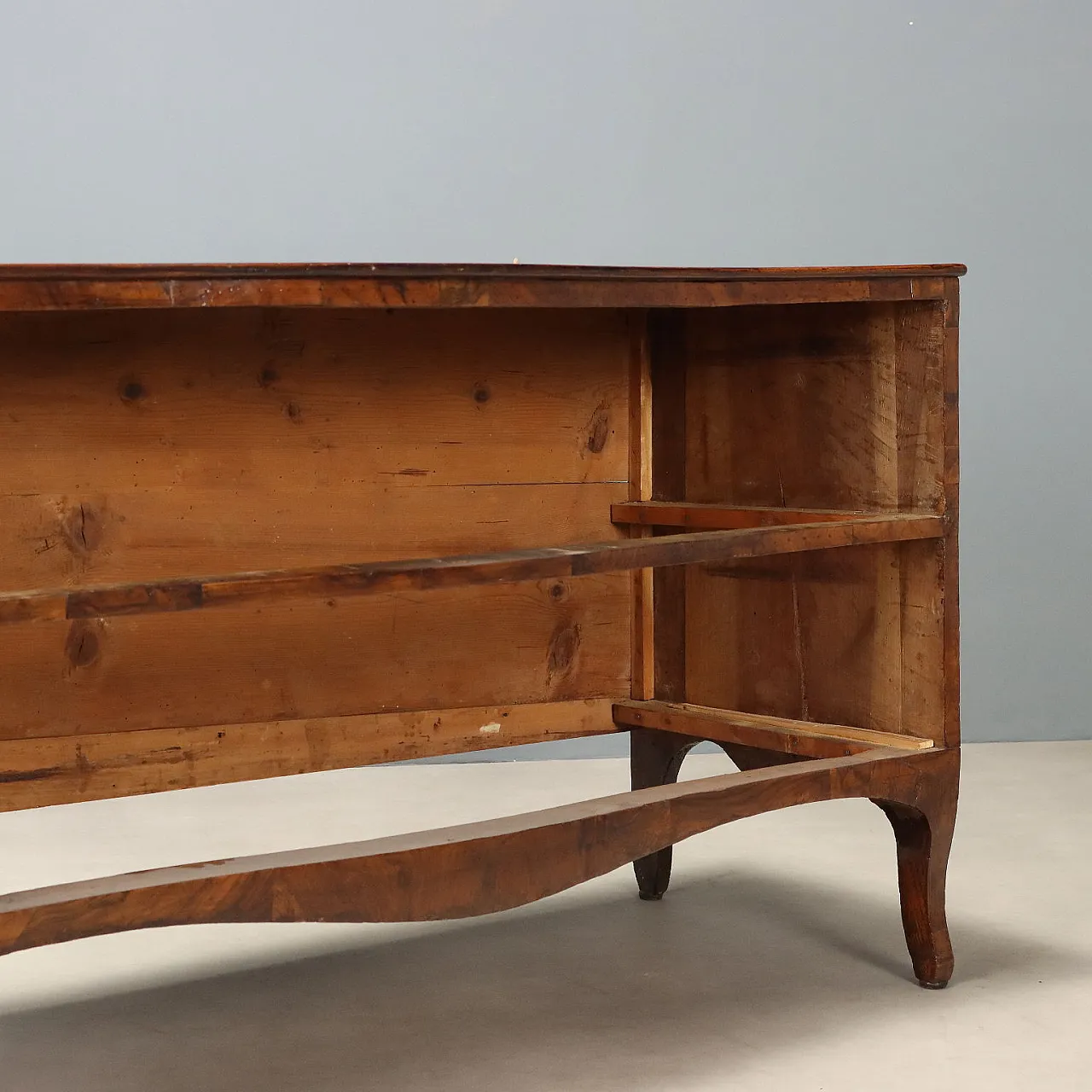 Lombard-Venetian Baroque chest of drawers in walnut, 18th century 8