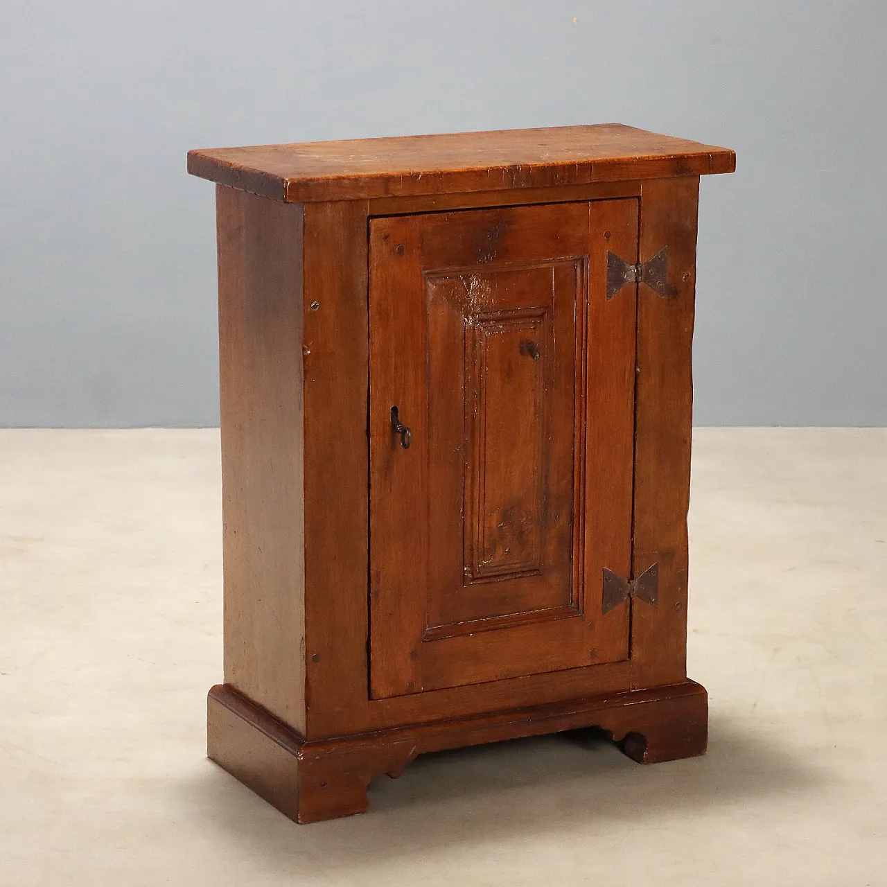Credenzino in noce con legni antichi, '900 1