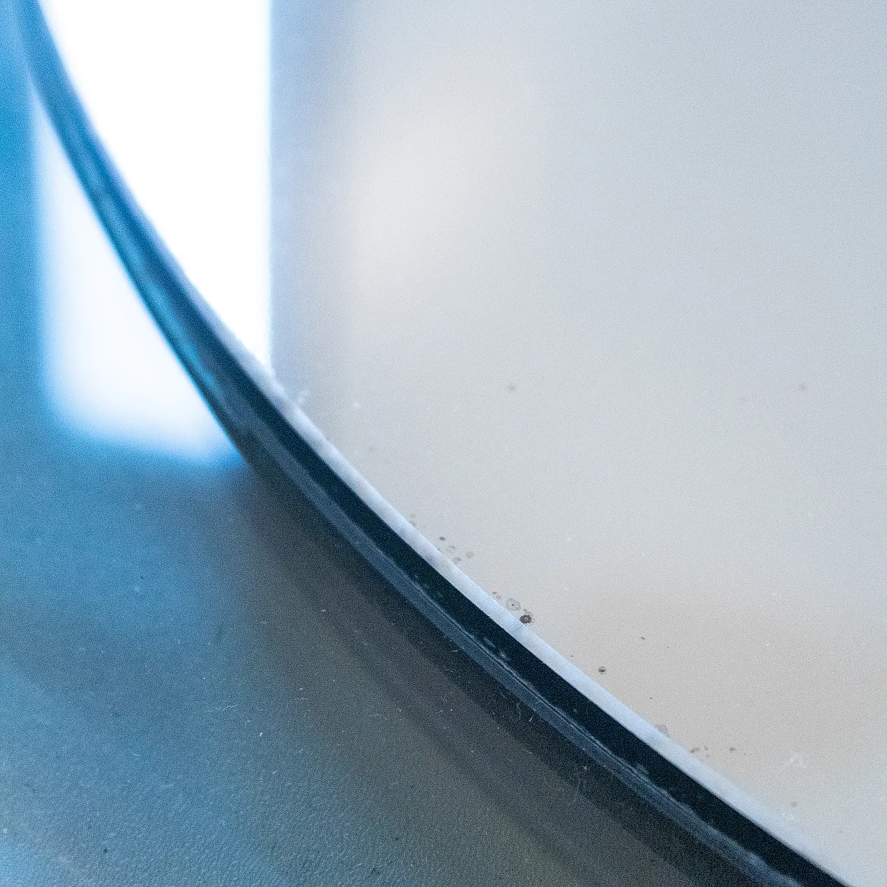 Specchio rotondo in vetro fumè molato degli anni 70 5