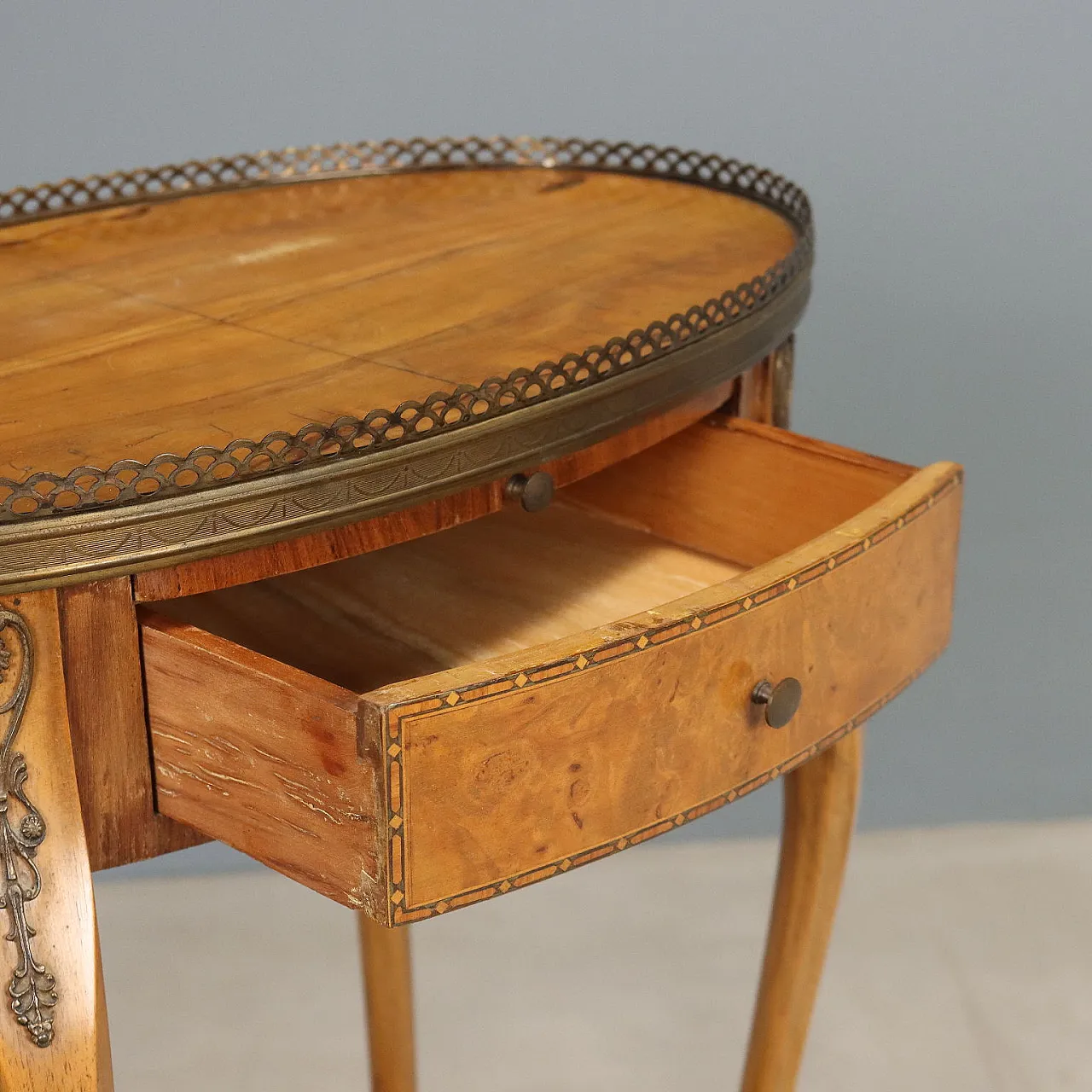Walnut center table, 20th century 4