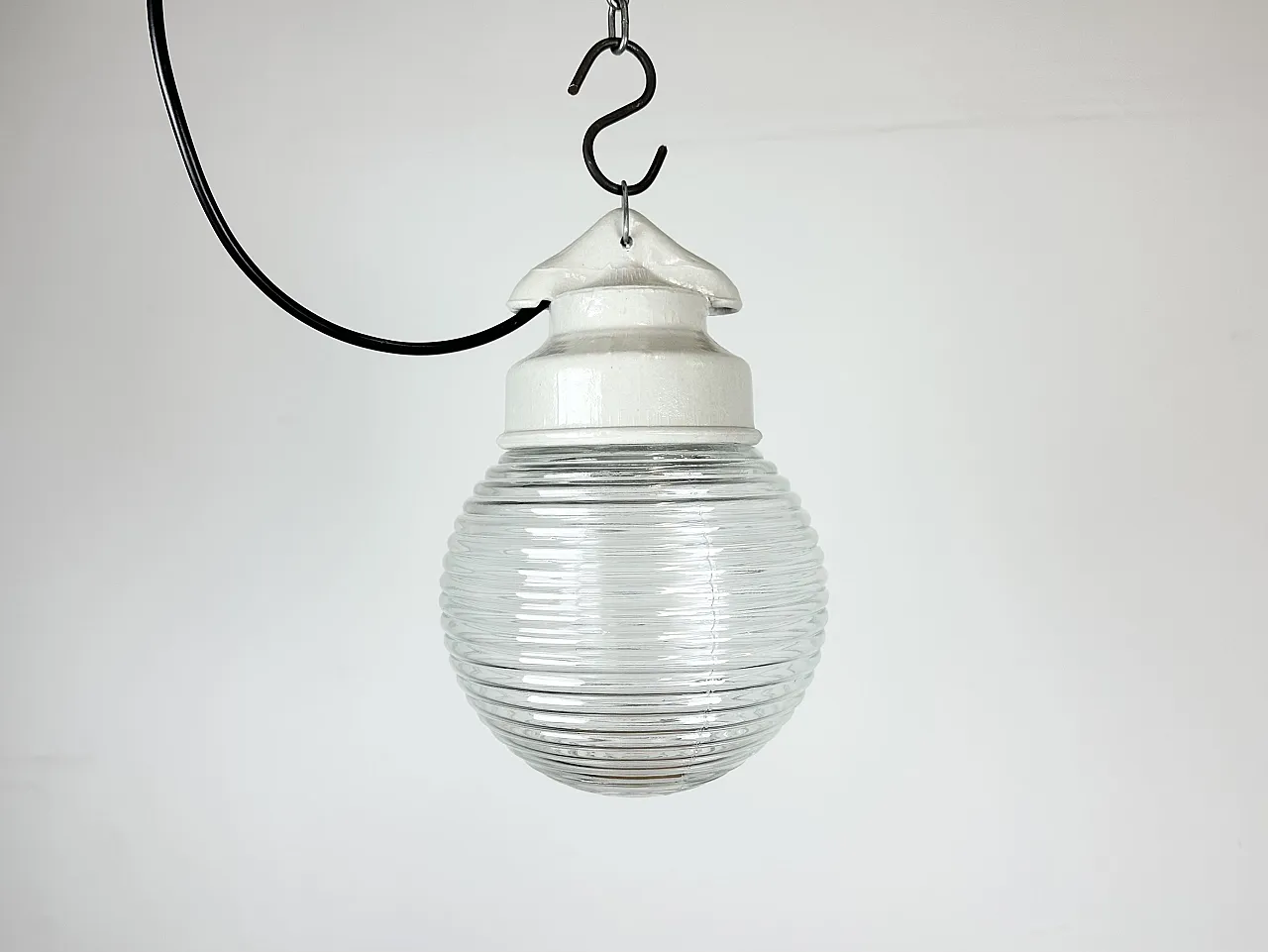 Lampada a sospensione industriale in porcellana bianca con vetro scanalato, anni '70 2