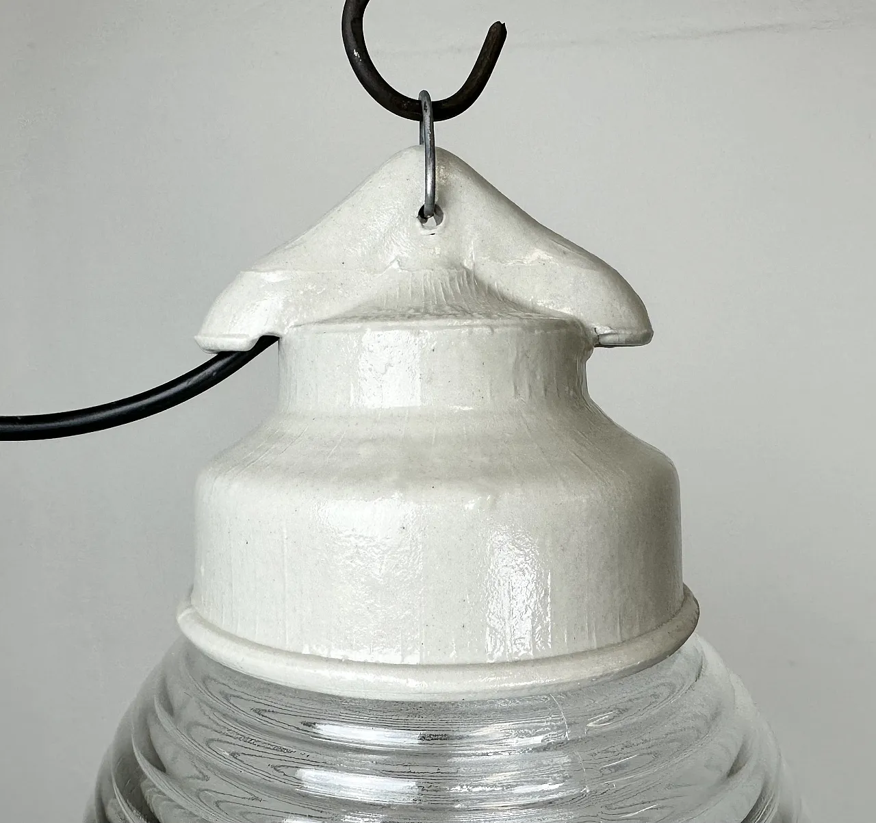 Lampada a sospensione industriale in porcellana bianca con vetro scanalato, anni '70 3