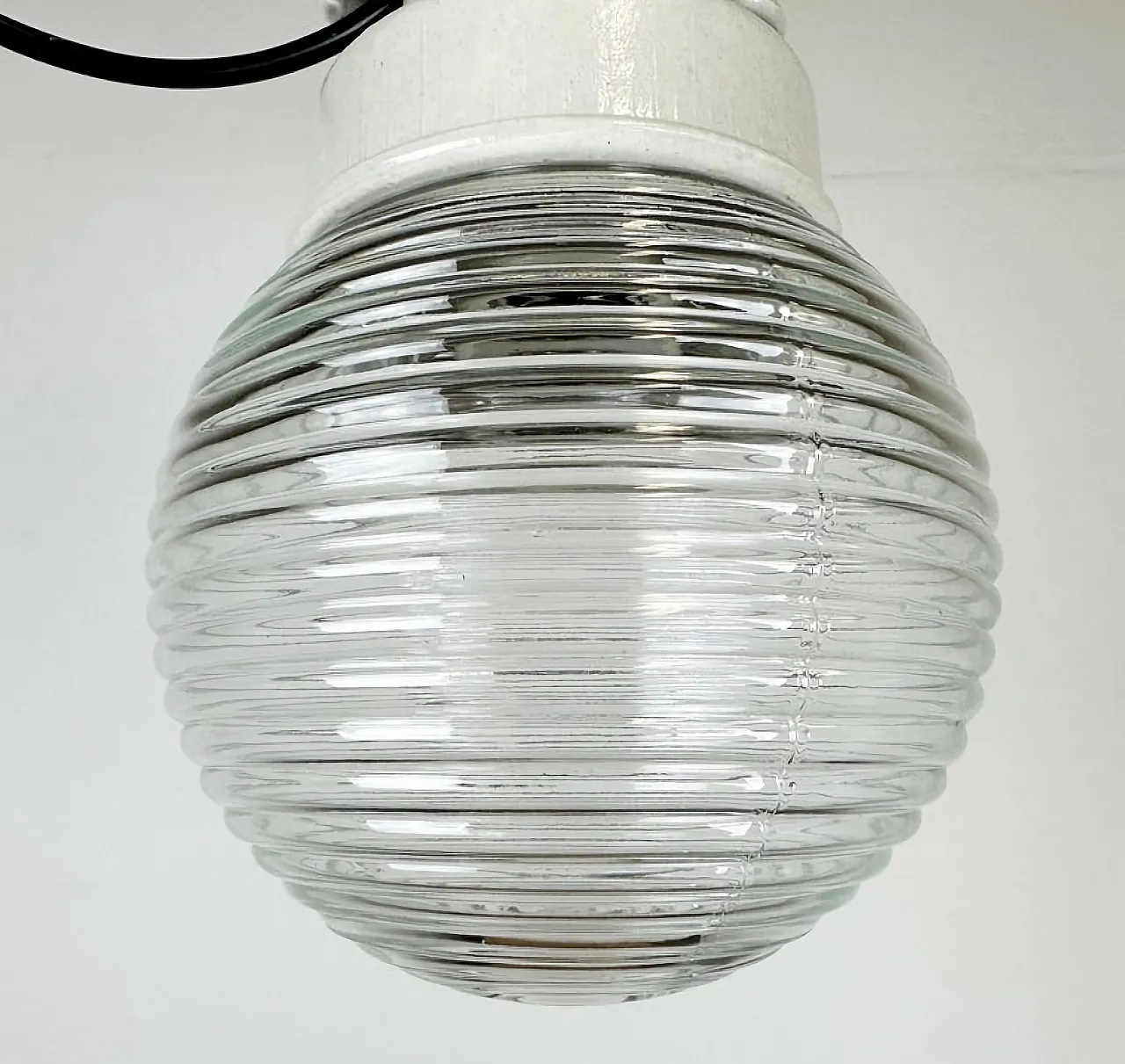 Lampada a sospensione industriale in porcellana bianca con vetro scanalato, anni '70 4