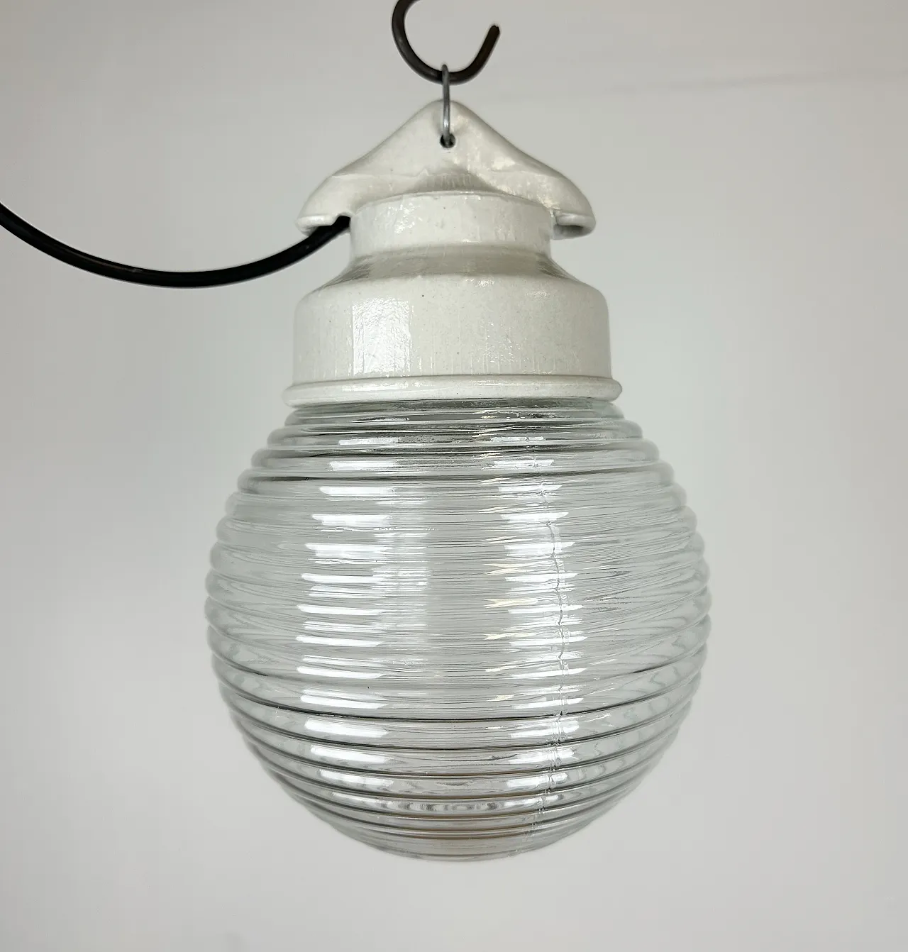 Lampada a sospensione industriale in porcellana bianca con vetro scanalato, anni '70 5