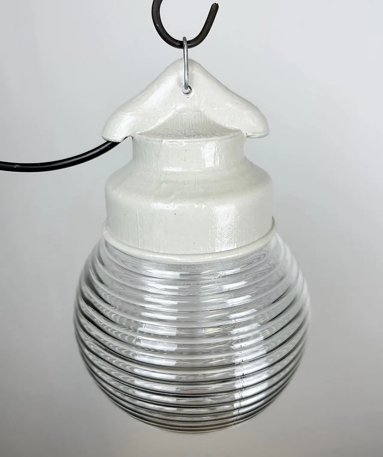 Lampada a sospensione industriale in porcellana bianca con vetro scanalato, anni '70 6