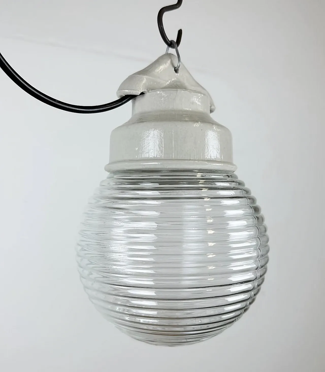 Lampada a sospensione industriale in porcellana bianca con vetro scanalato, anni '70 7
