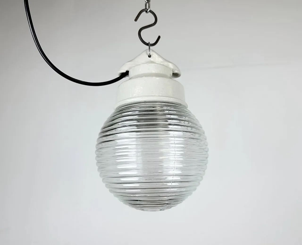 Lampada a sospensione industriale in porcellana bianca con vetro scanalato, anni '70 8