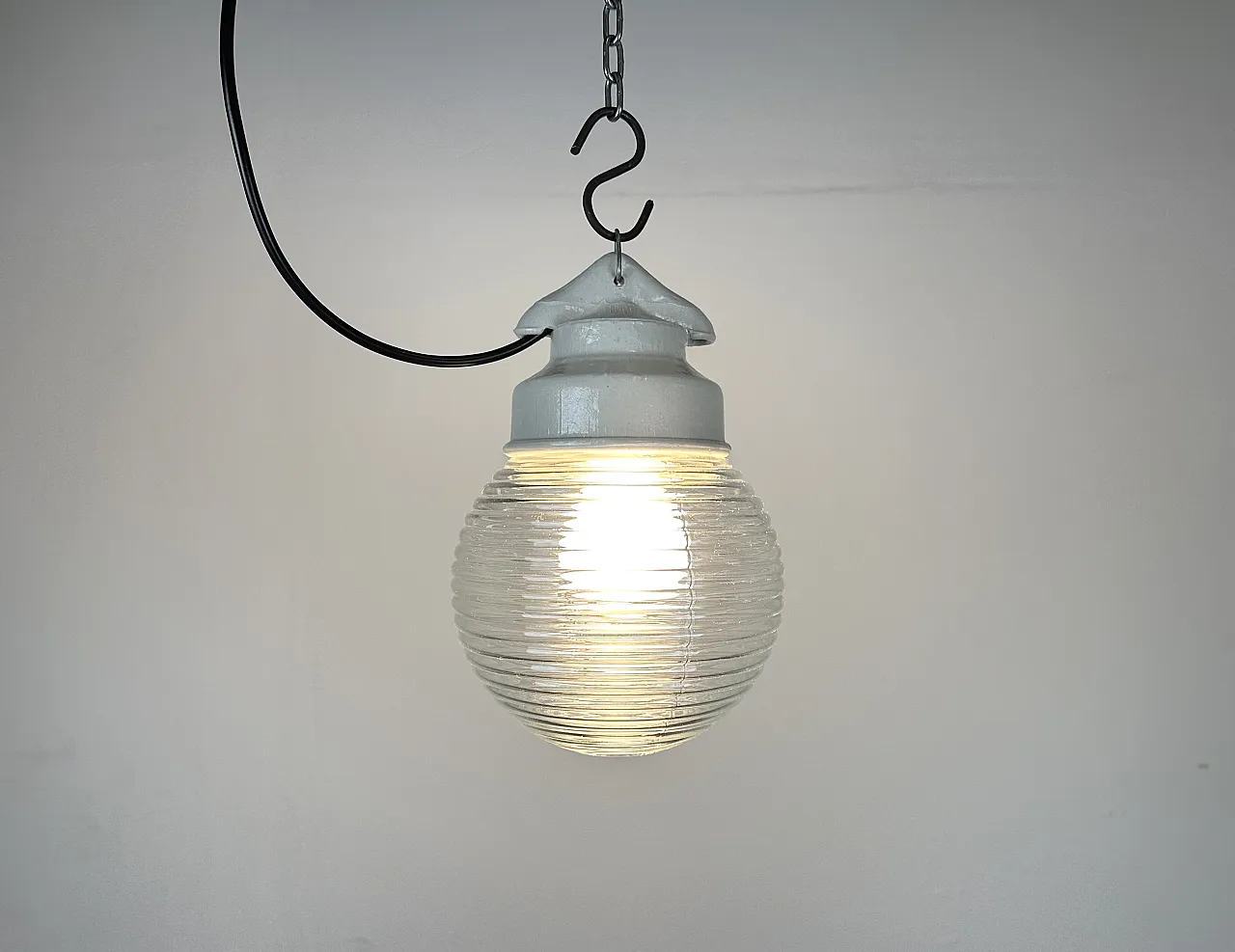 Lampada a sospensione industriale in porcellana bianca con vetro scanalato, anni '70 9