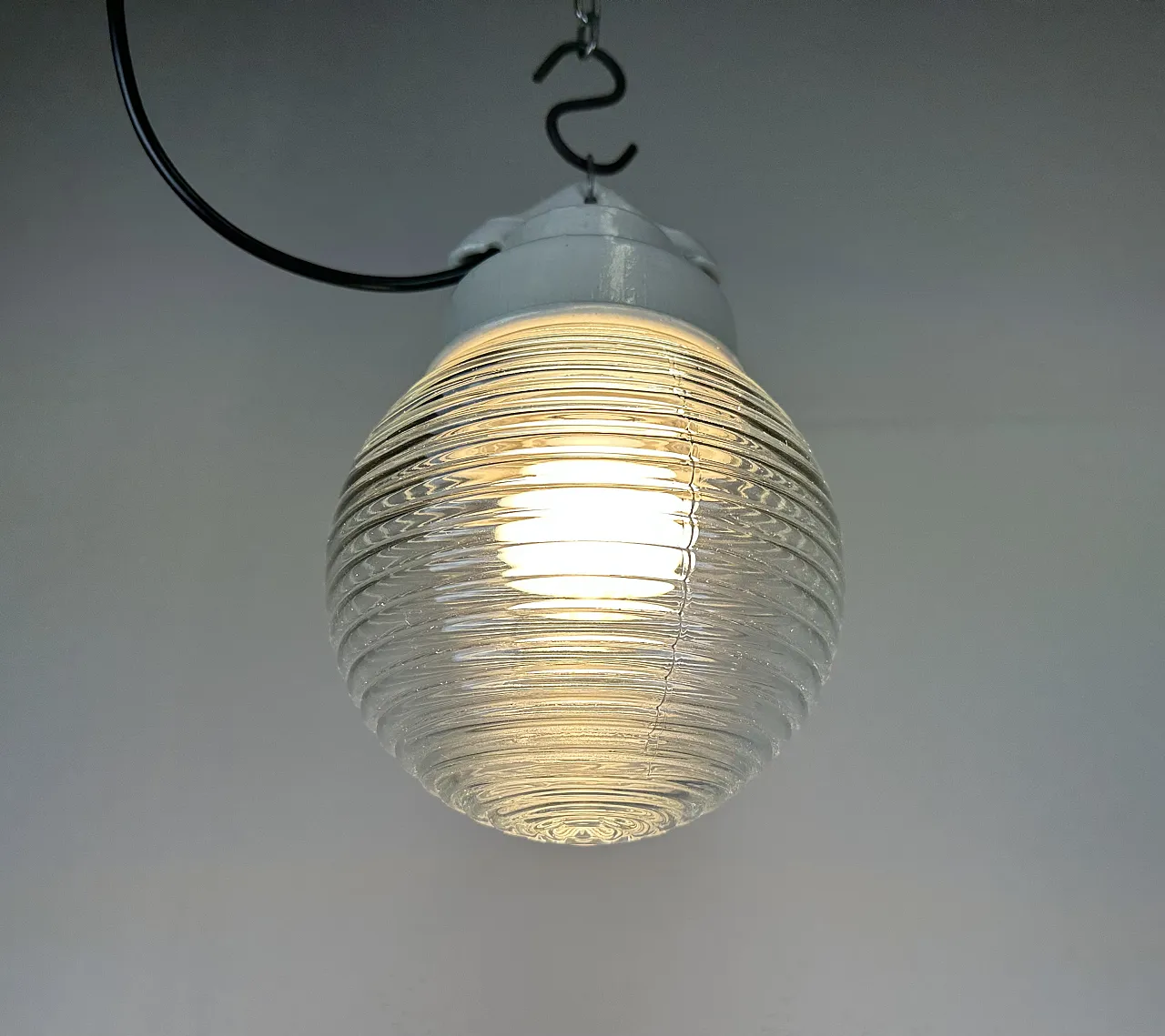Lampada a sospensione industriale in porcellana bianca con vetro scanalato, anni '70 10