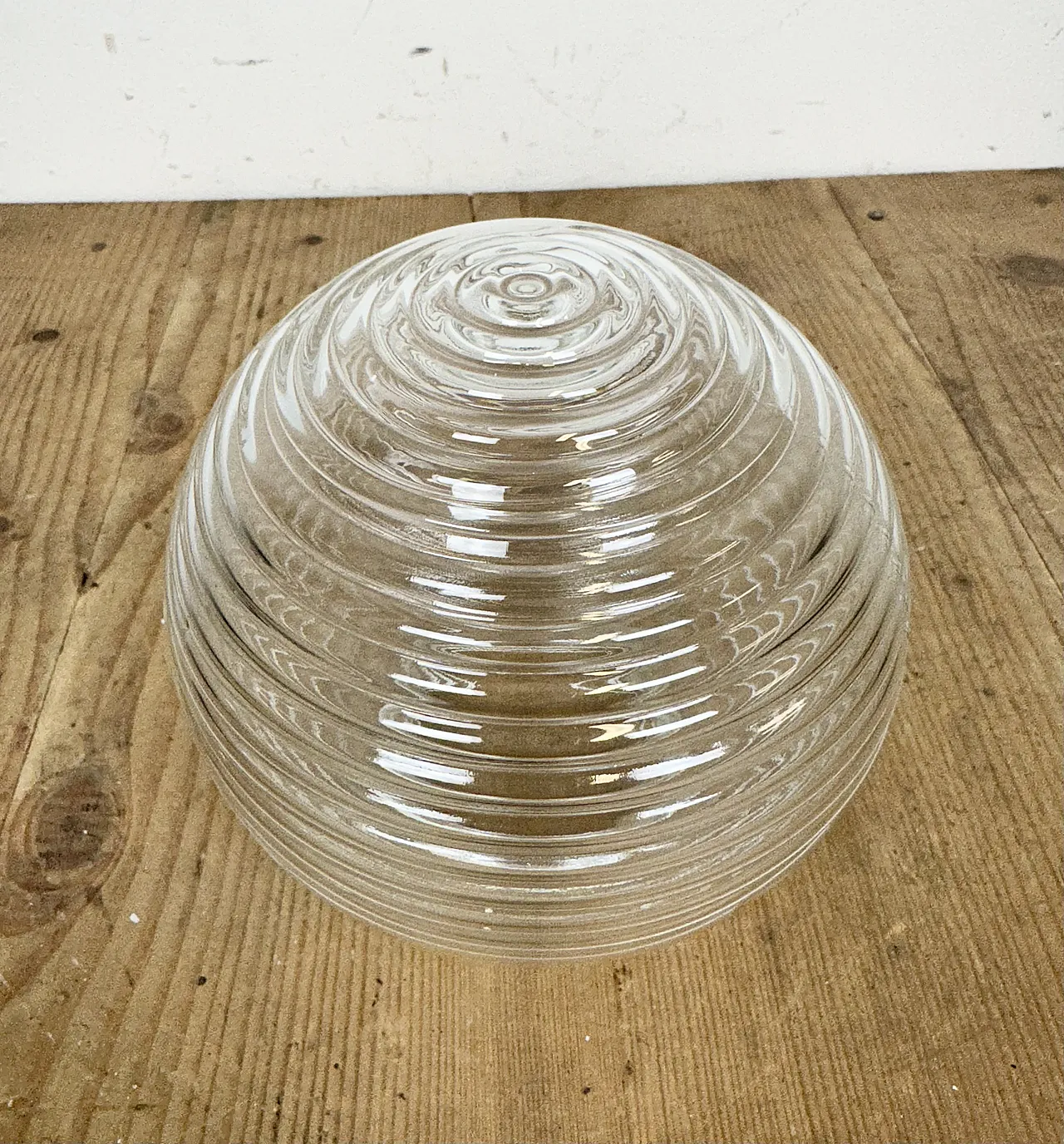 Lampada a sospensione industriale in porcellana bianca con vetro scanalato, anni '70 11