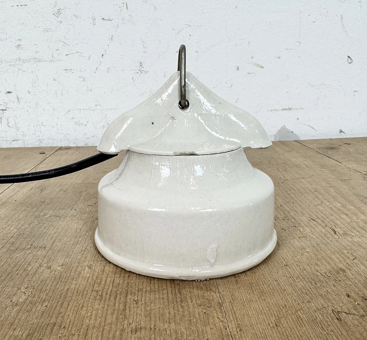 Lampada a sospensione industriale in porcellana bianca con vetro scanalato, anni '70 12