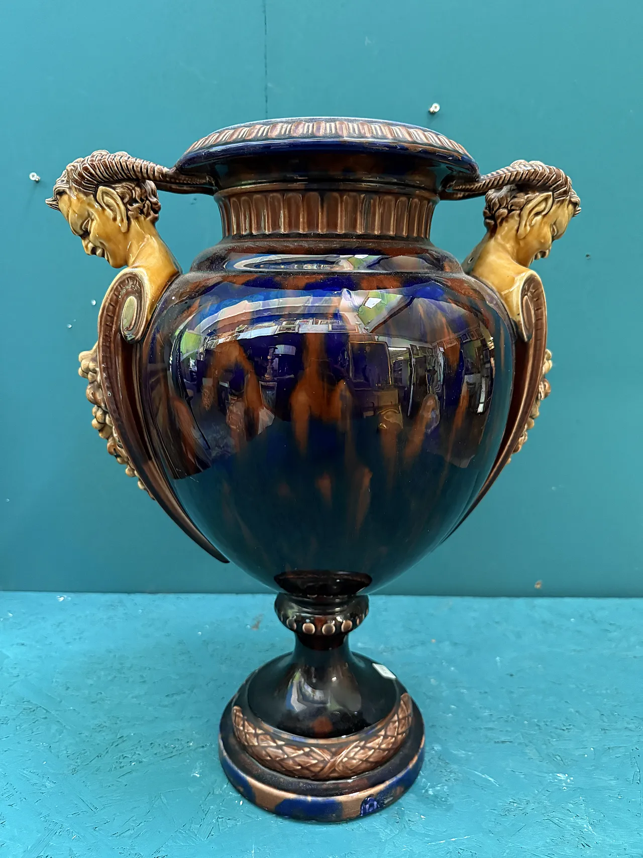 Vaso ad urna in maiolica Francia con satiri, fine '800 1
