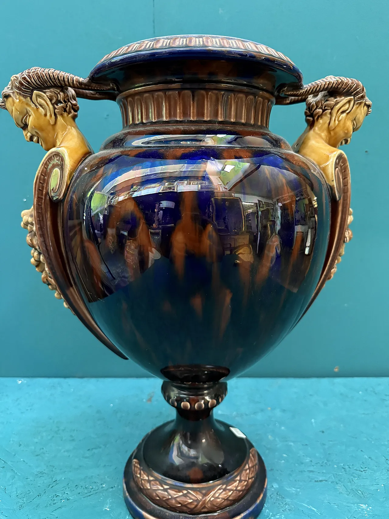 Vaso ad urna in maiolica Francia con satiri, fine '800 2