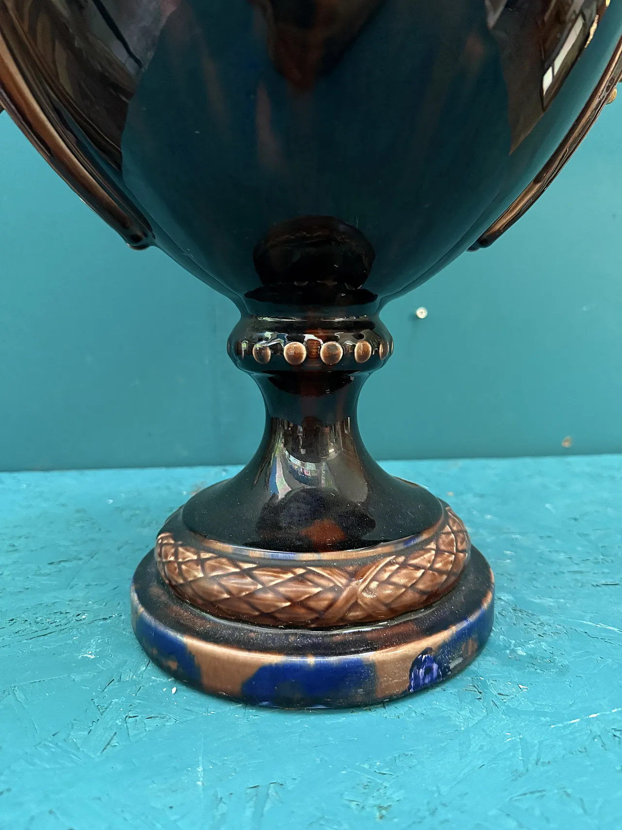 Vaso ad urna in maiolica Francia con satiri, fine '800 3