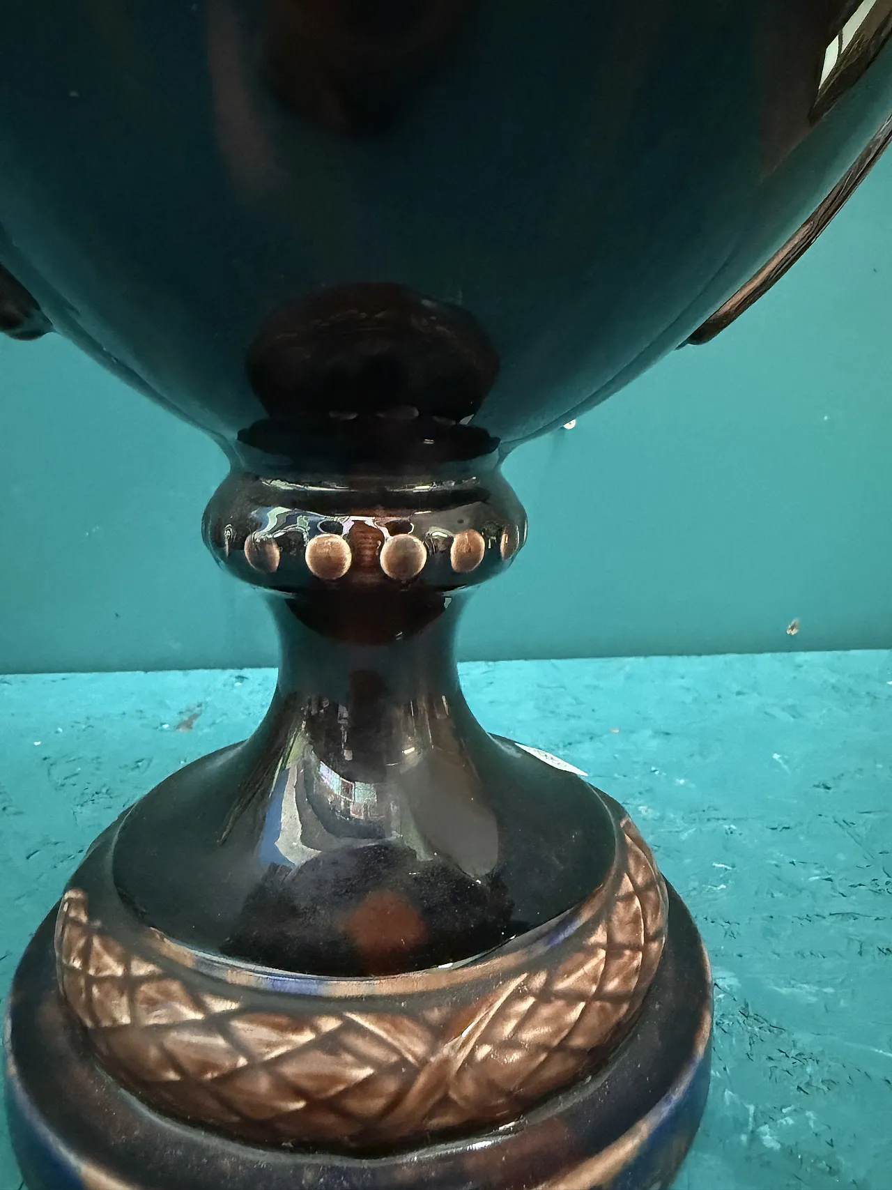 Vaso ad urna in maiolica Francia con satiri, fine '800 4