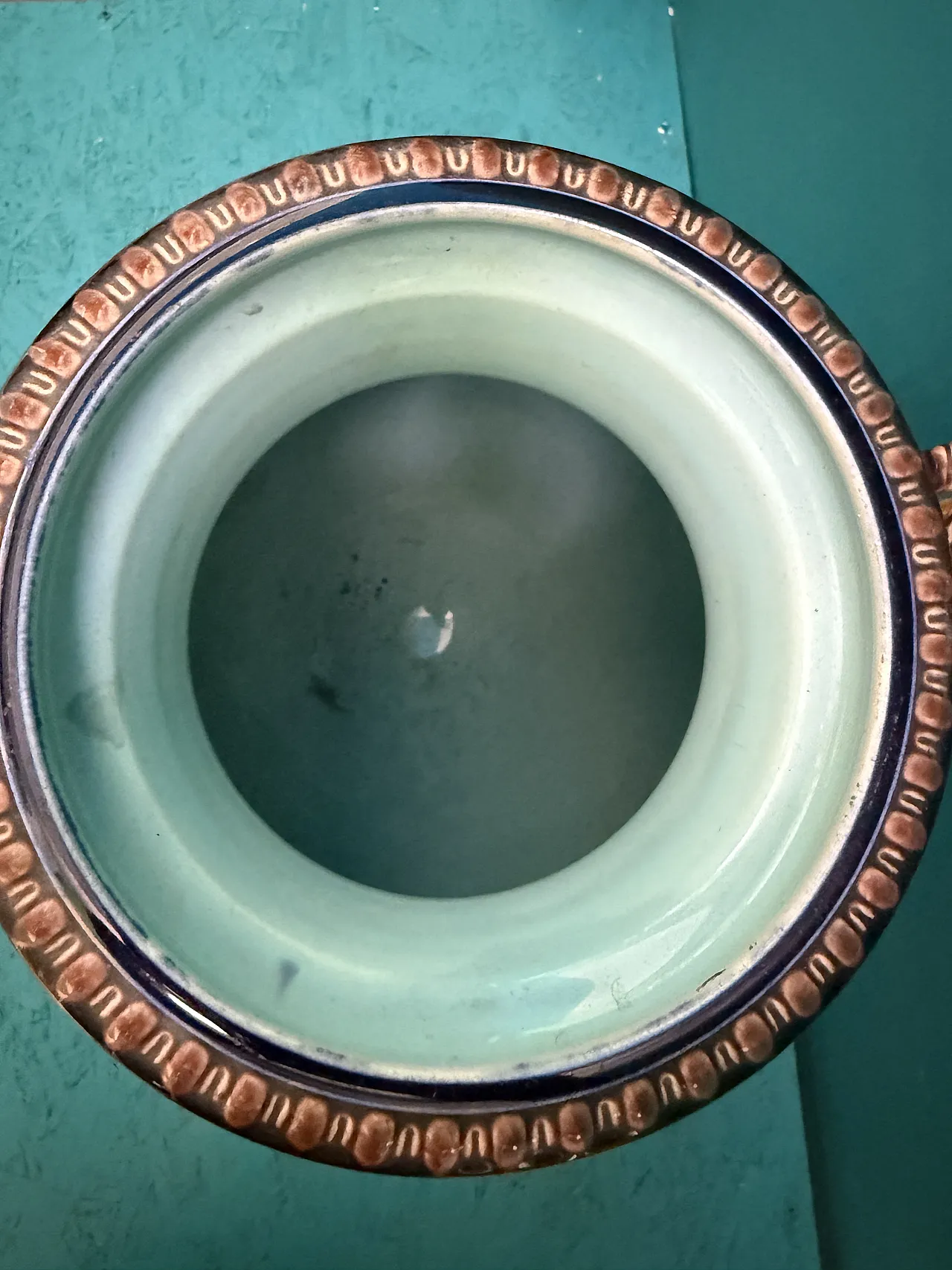 Vaso ad urna in maiolica Francia con satiri, fine '800 5