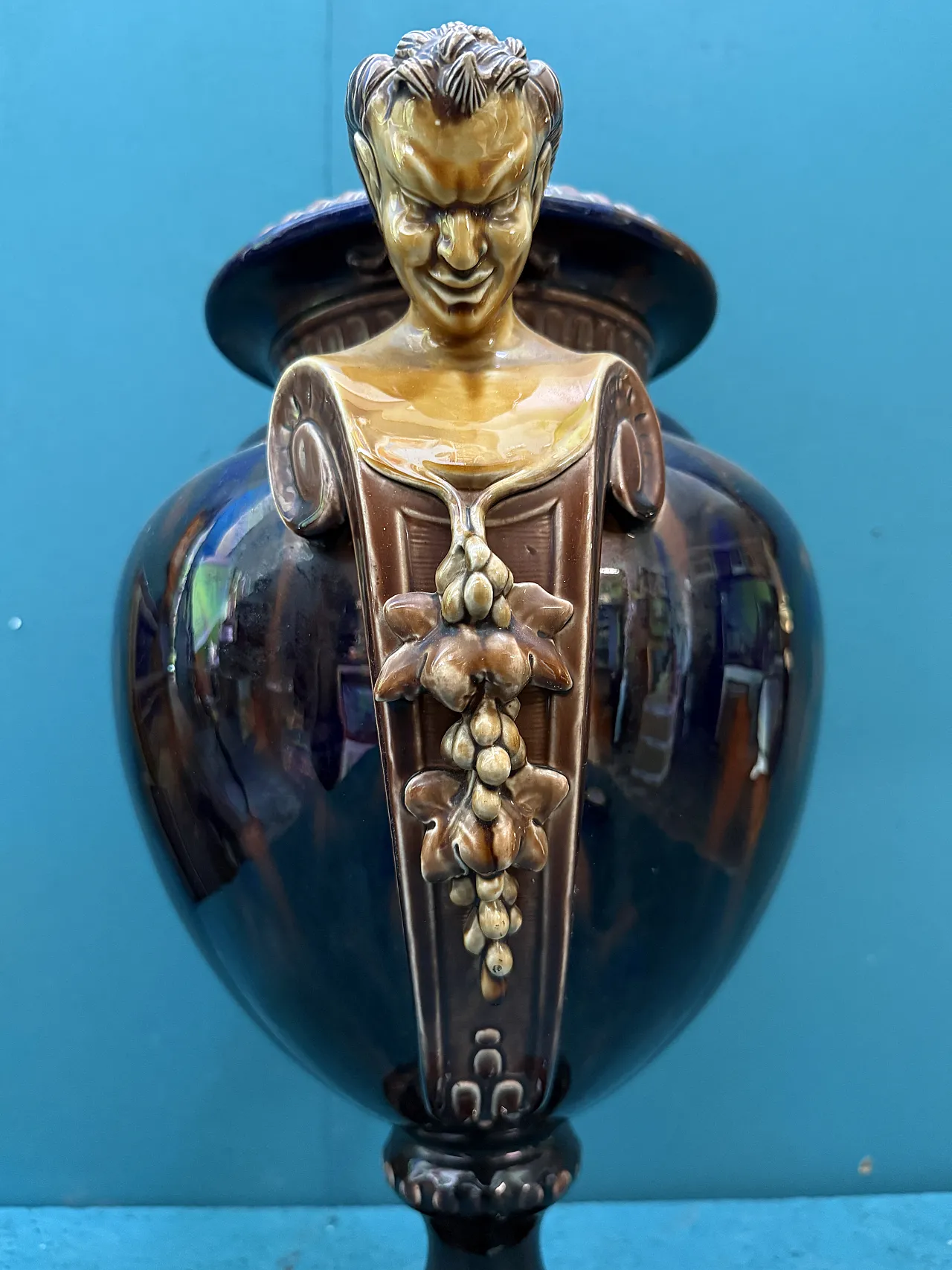 Vaso ad urna in maiolica Francia con satiri, fine '800 6