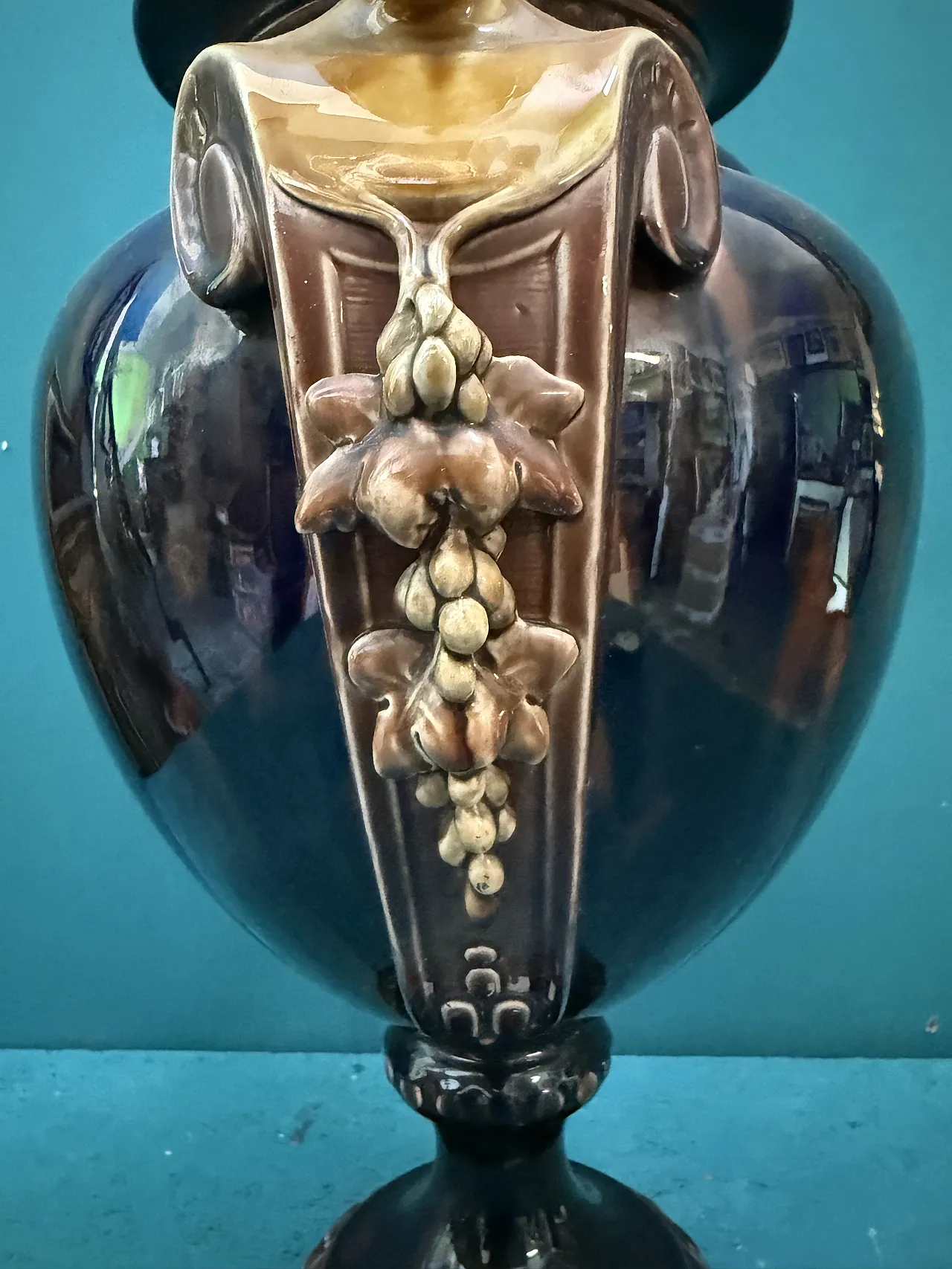 Vaso ad urna in maiolica Francia con satiri, fine '800 8