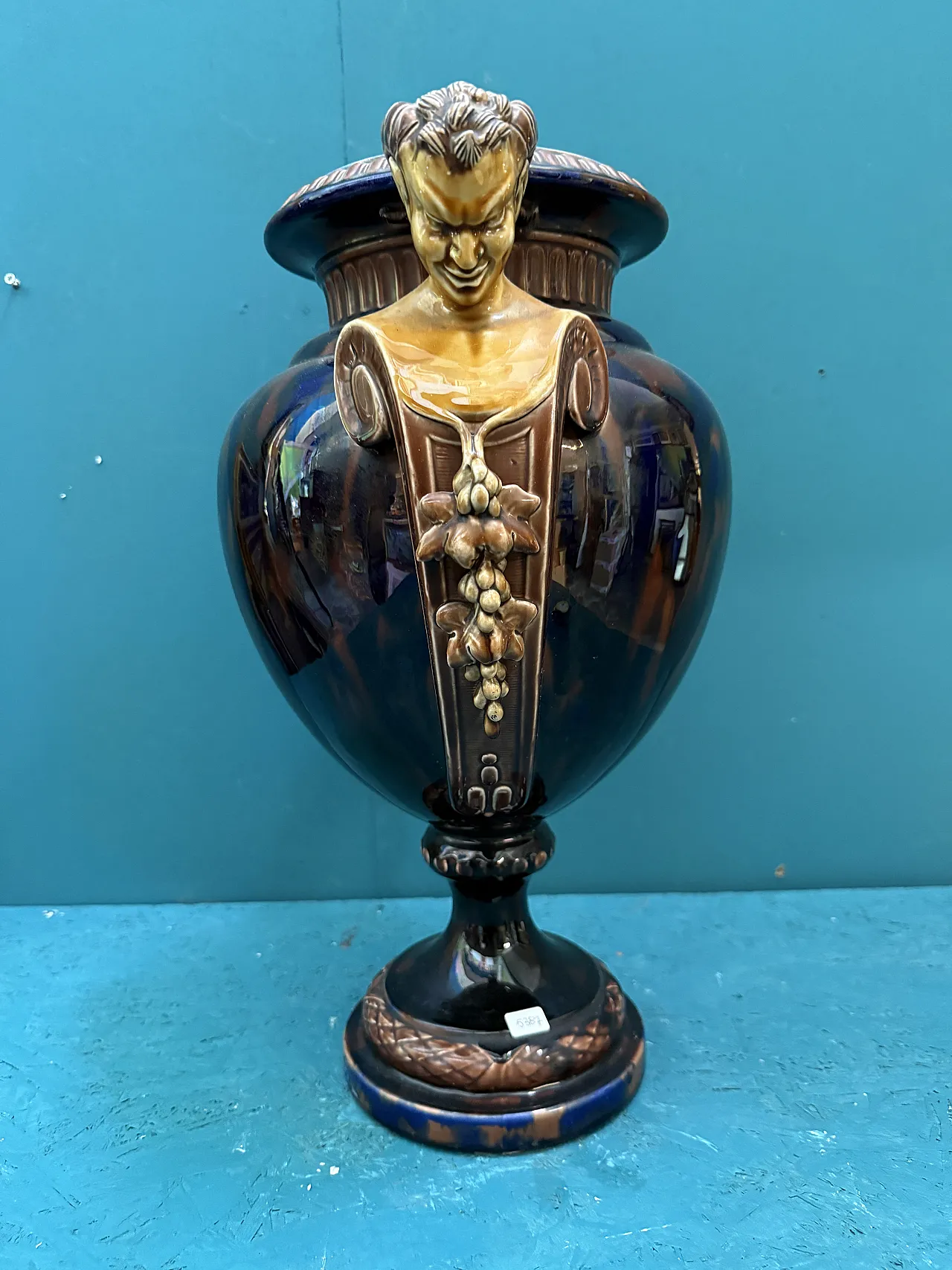 Vaso ad urna in maiolica Francia con satiri, fine '800 9