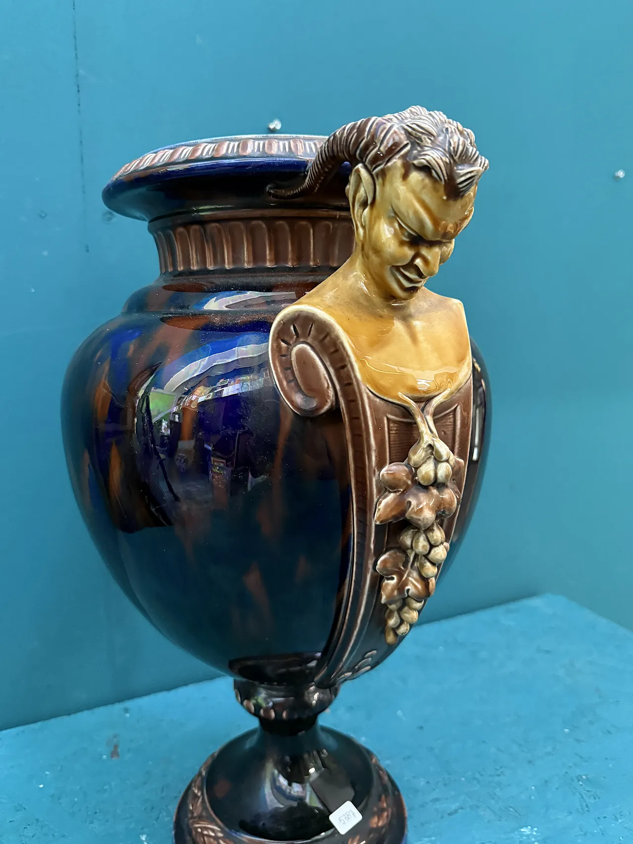 Vaso ad urna in maiolica Francia con satiri, fine '800 10