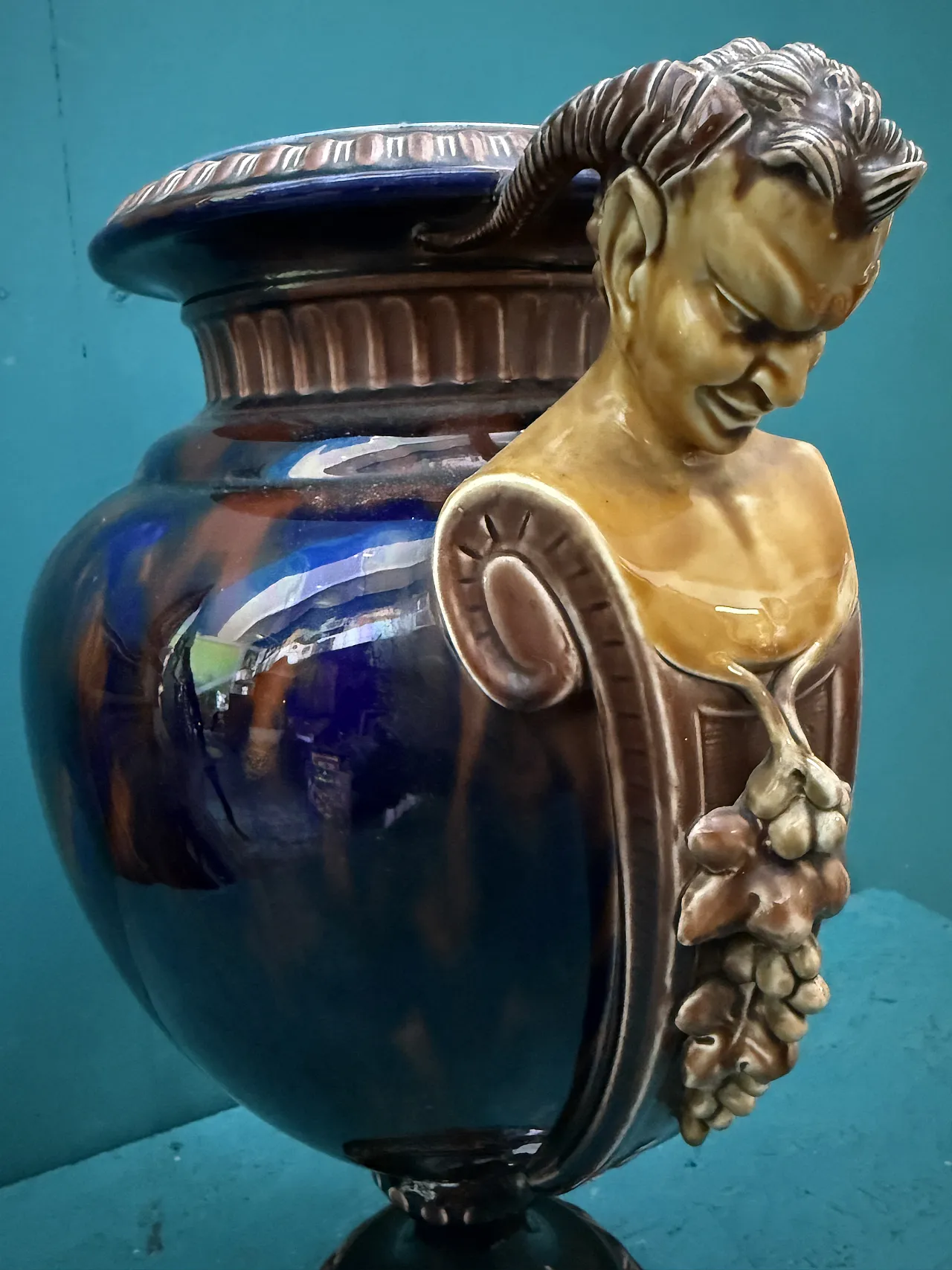 Vaso ad urna in maiolica Francia con satiri, fine '800 11