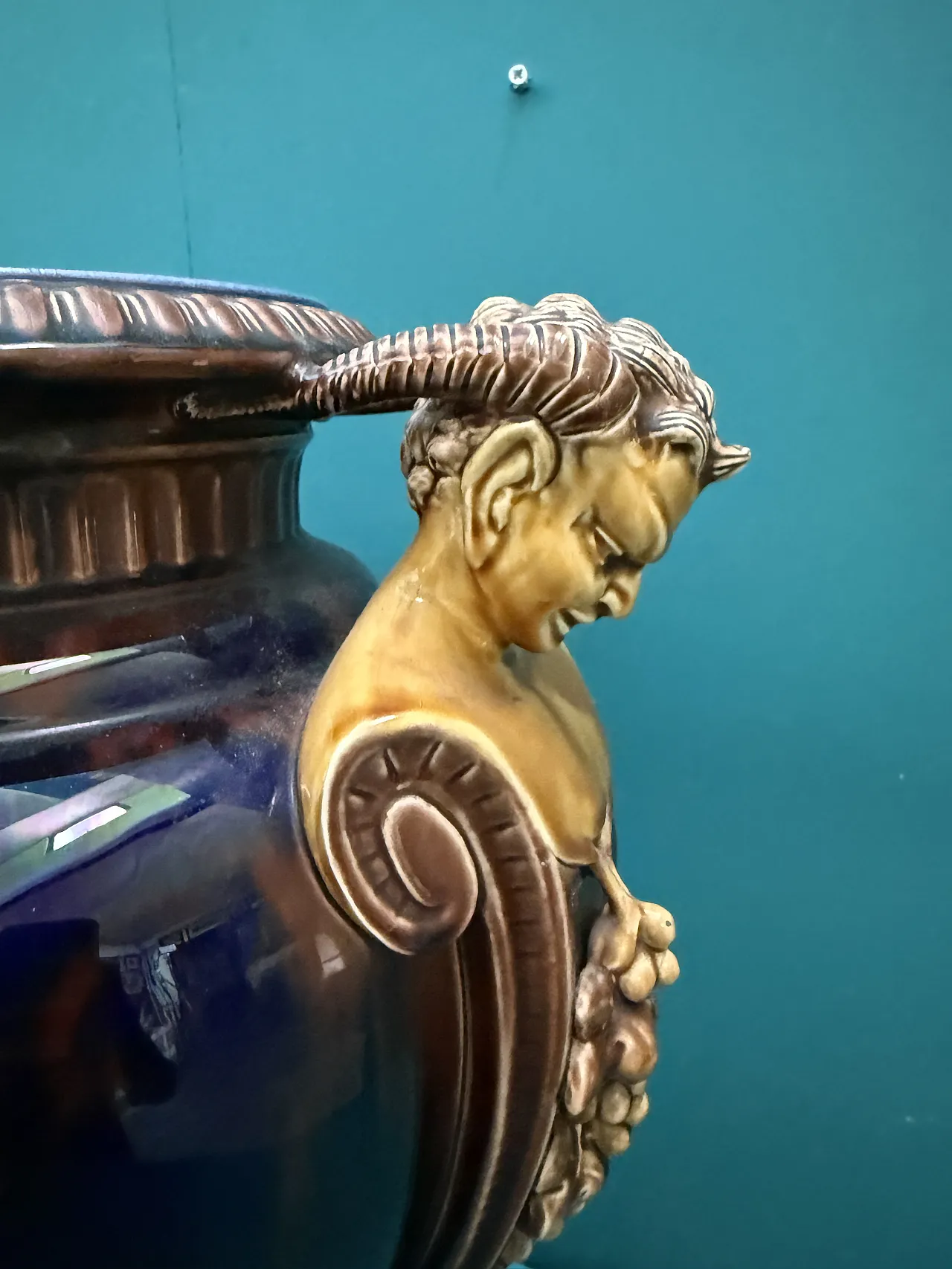 Vaso ad urna in maiolica Francia con satiri, fine '800 12