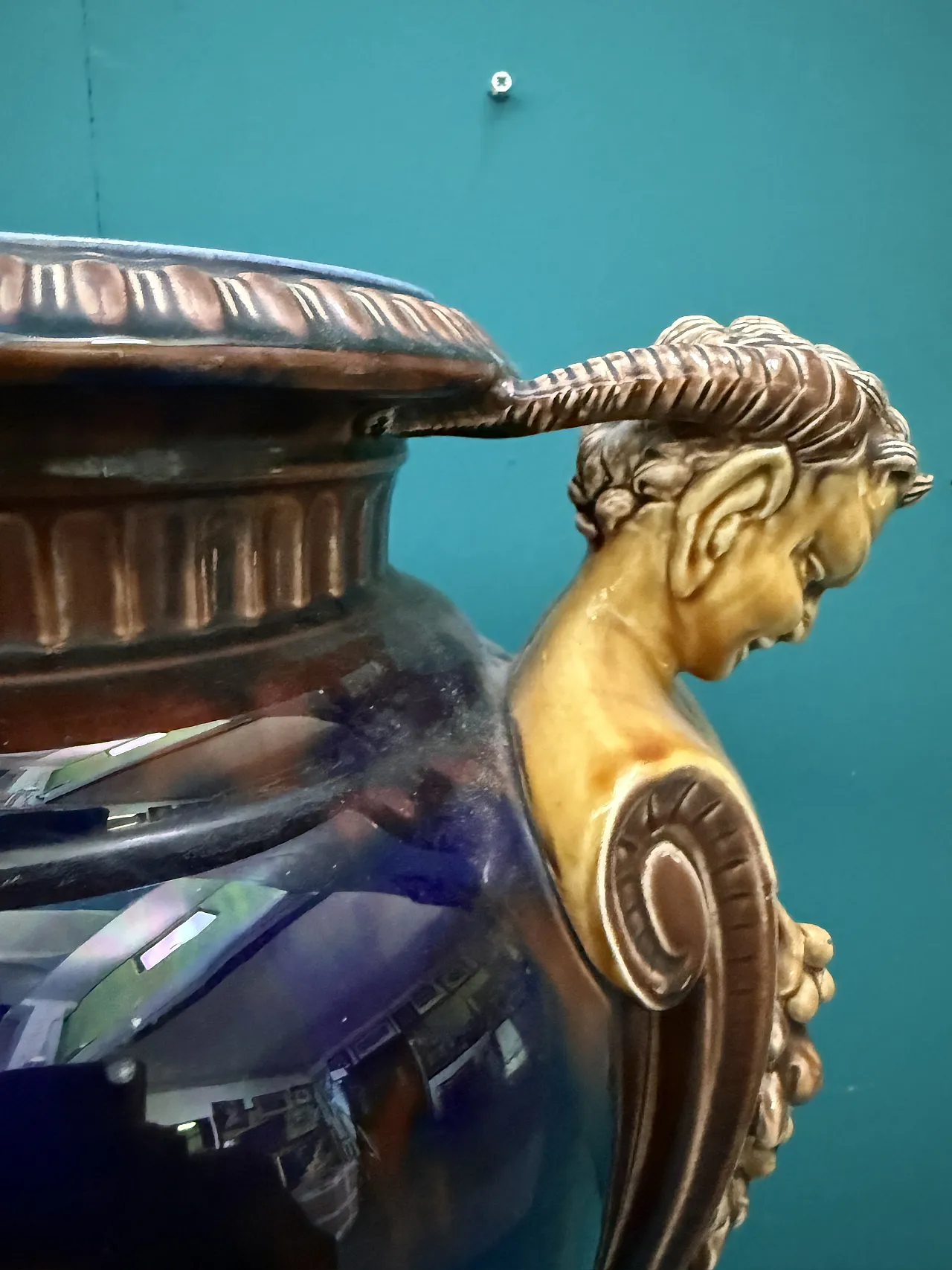 Vaso ad urna in maiolica Francia con satiri, fine '800 13