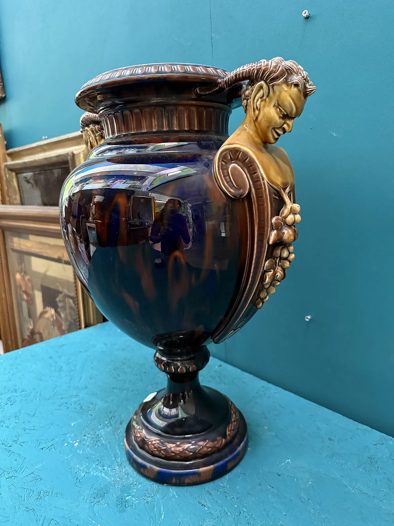 Vaso ad urna in maiolica Francia con satiri, fine '800 15