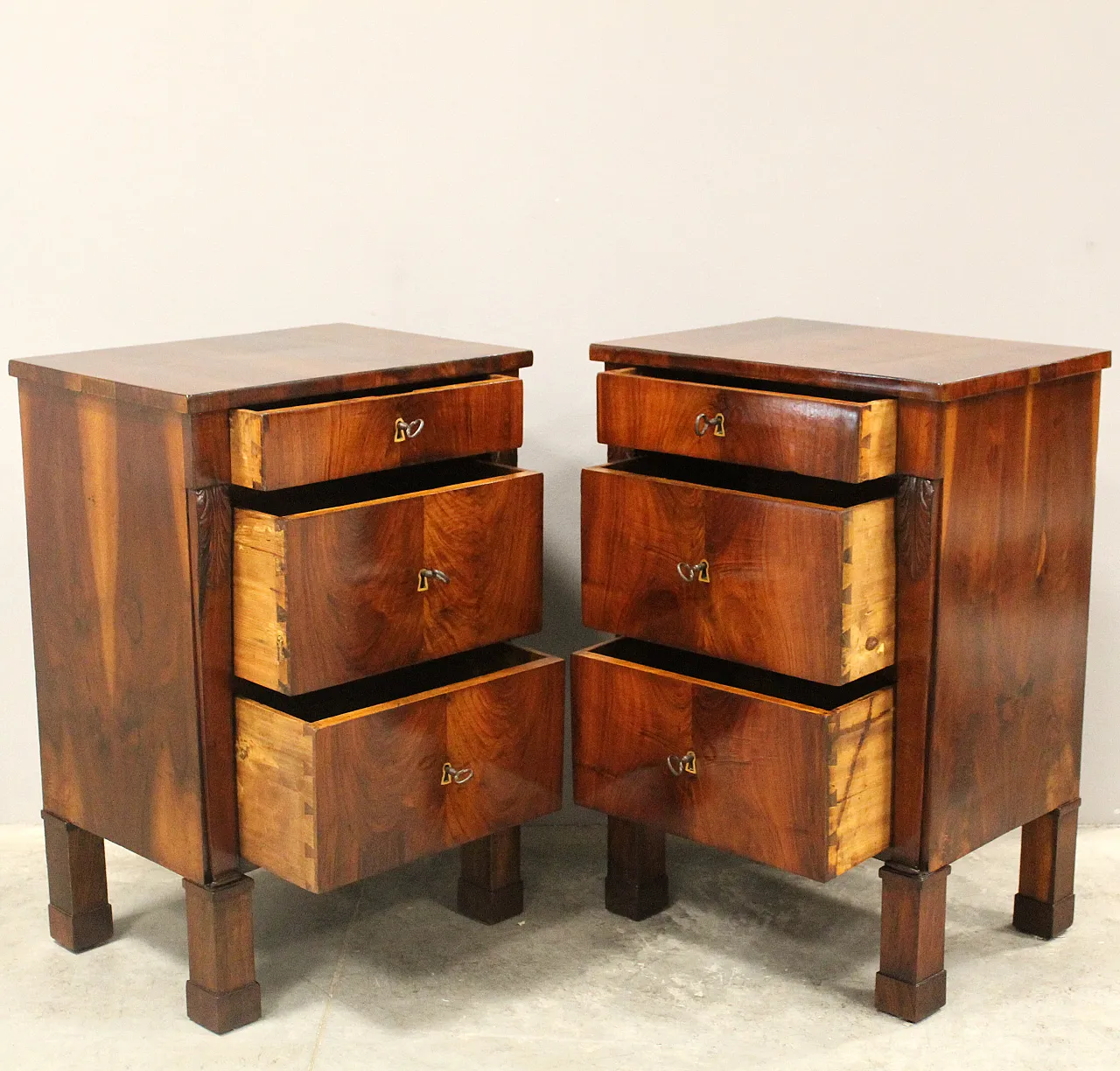 Pair of Empire walnut chests of drawers, Italy, 19th century 2