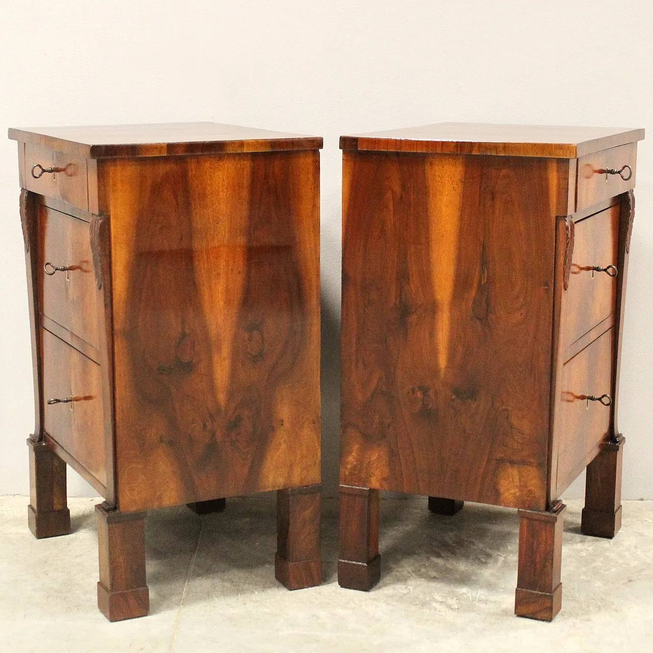 Pair of Empire walnut chests of drawers, Italy, 19th century 4
