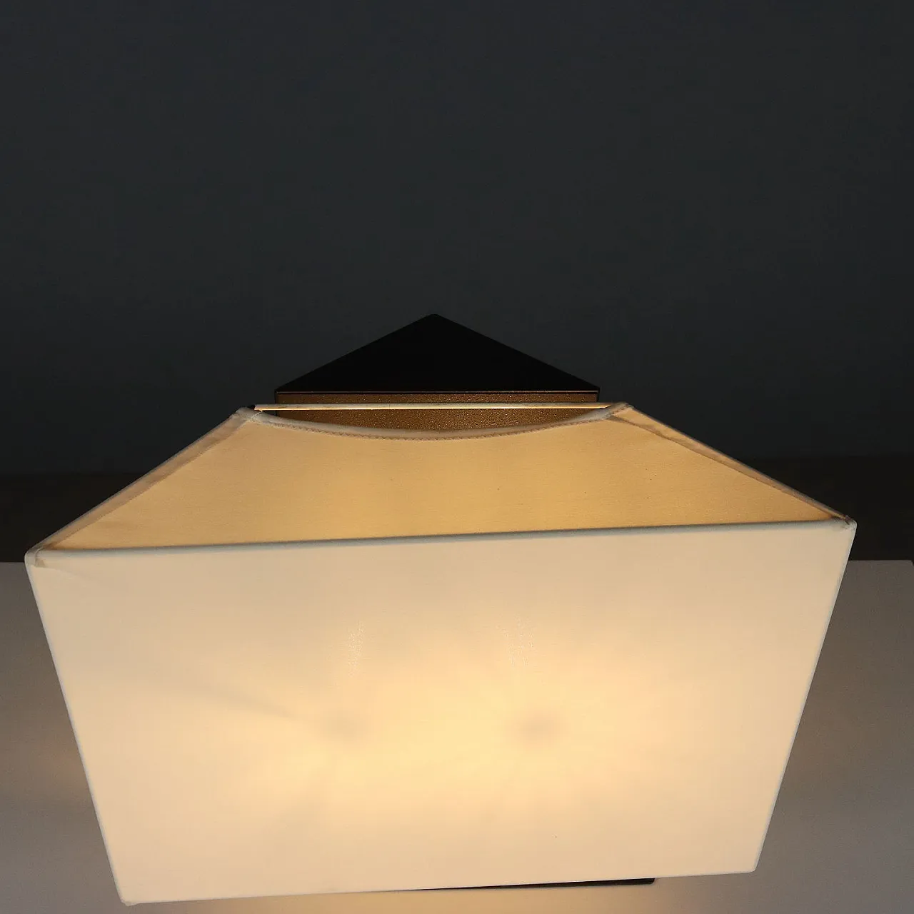 Lampada da tavolo in acciaio smaltato e paralume in tessuto, anni '70 4