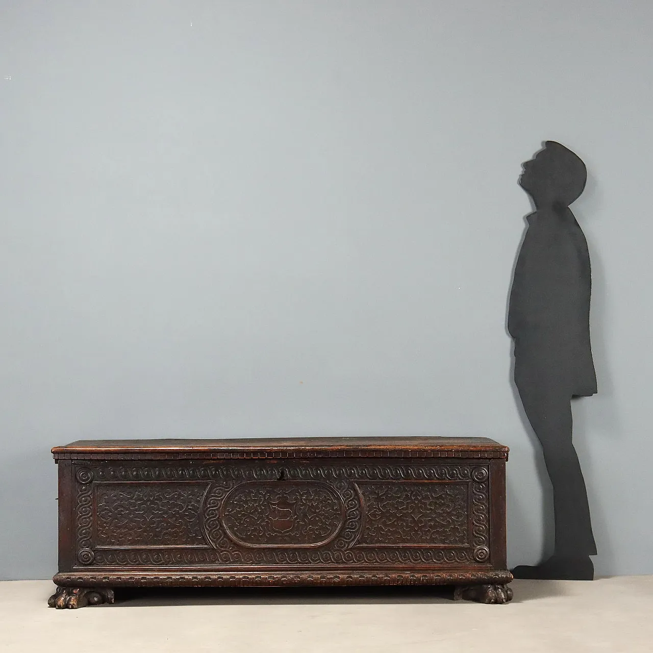 Walnut chest, 18th century 3