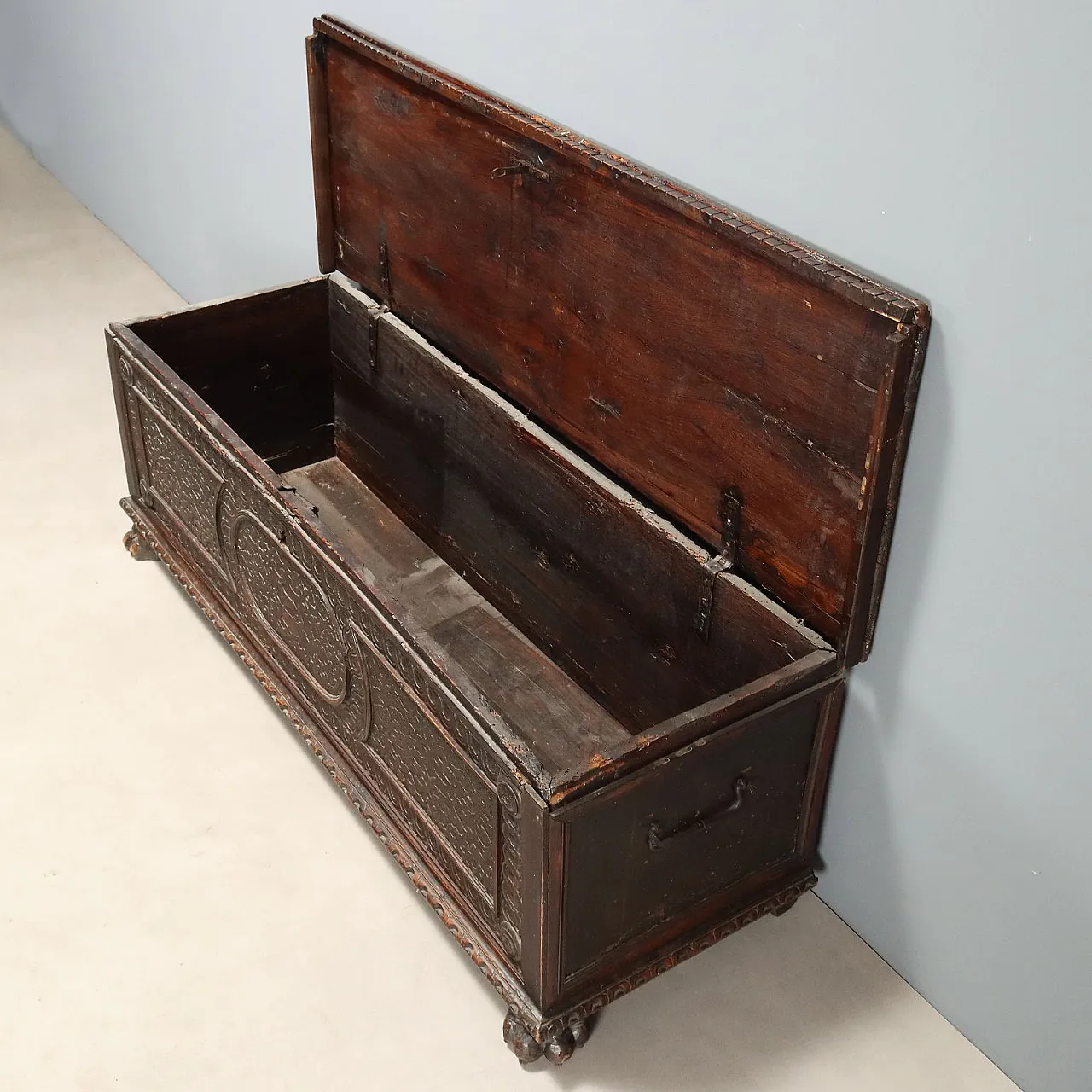 Walnut chest, 18th century 4