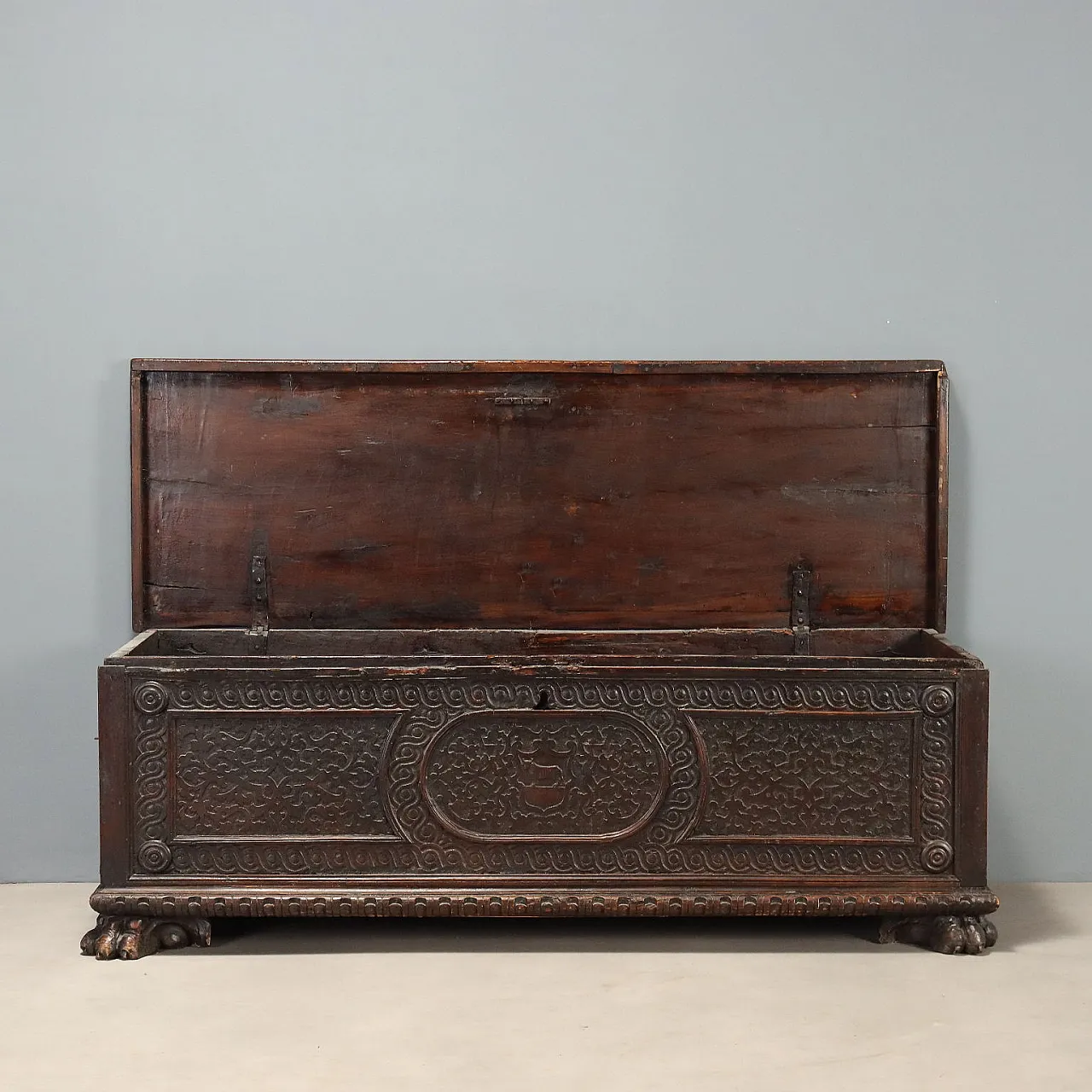 Walnut chest, 18th century 5