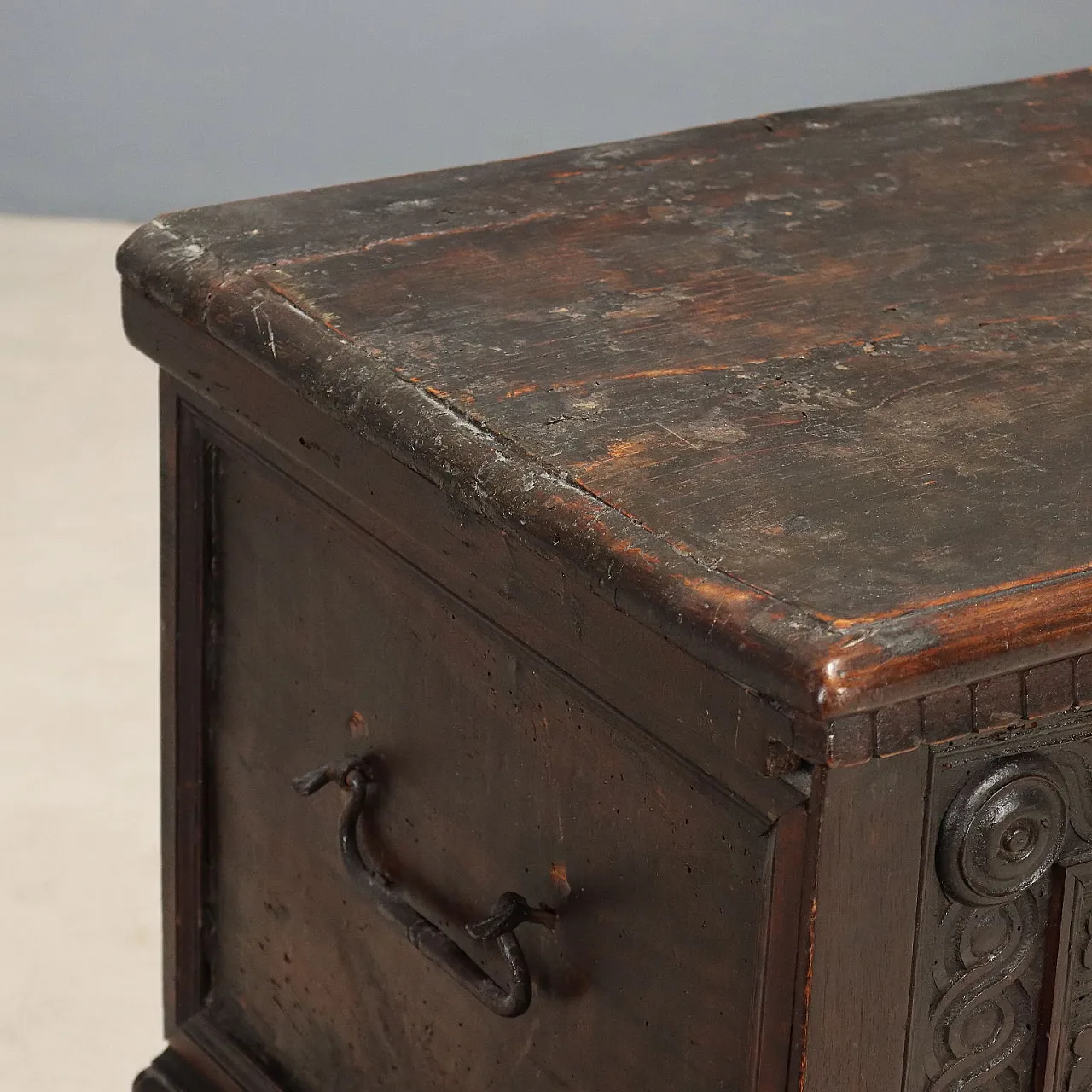 Walnut chest, 18th century 6