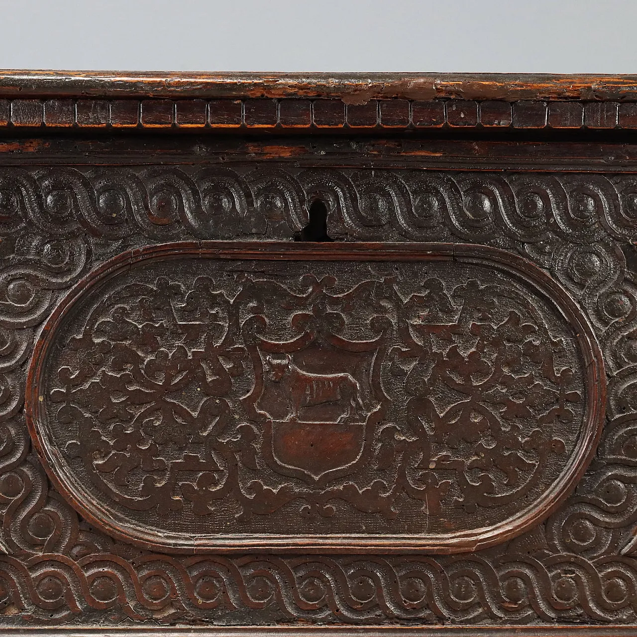 Walnut chest, 18th century 8