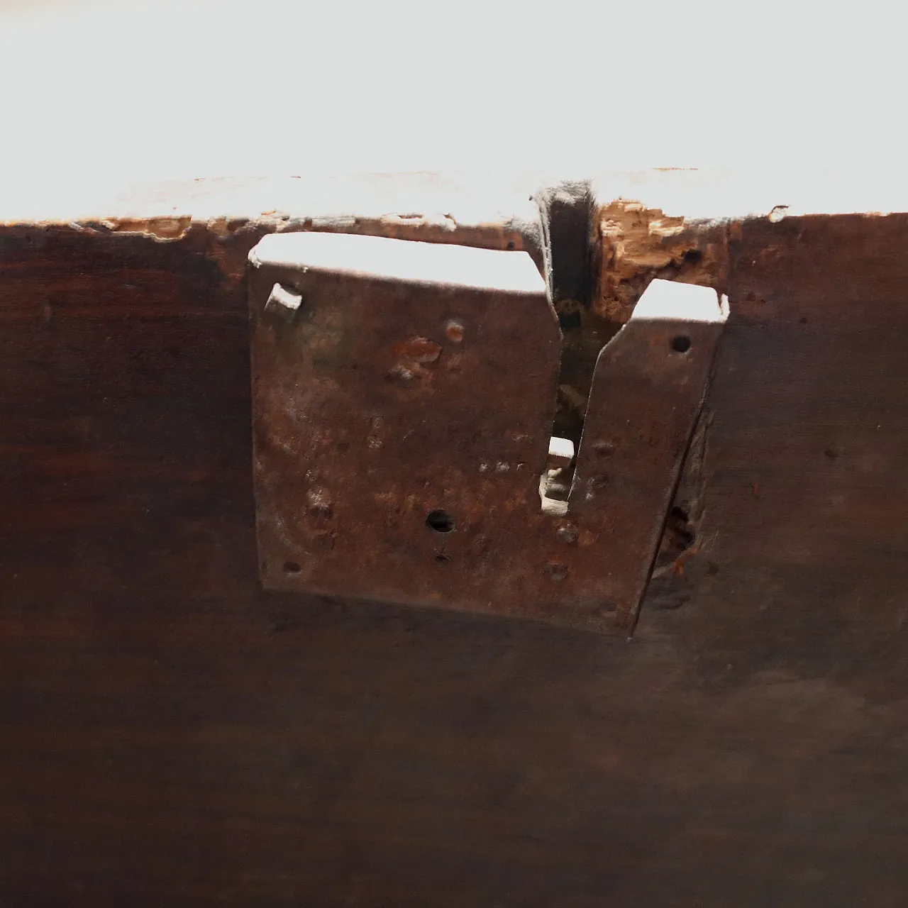Walnut chest, 18th century 9