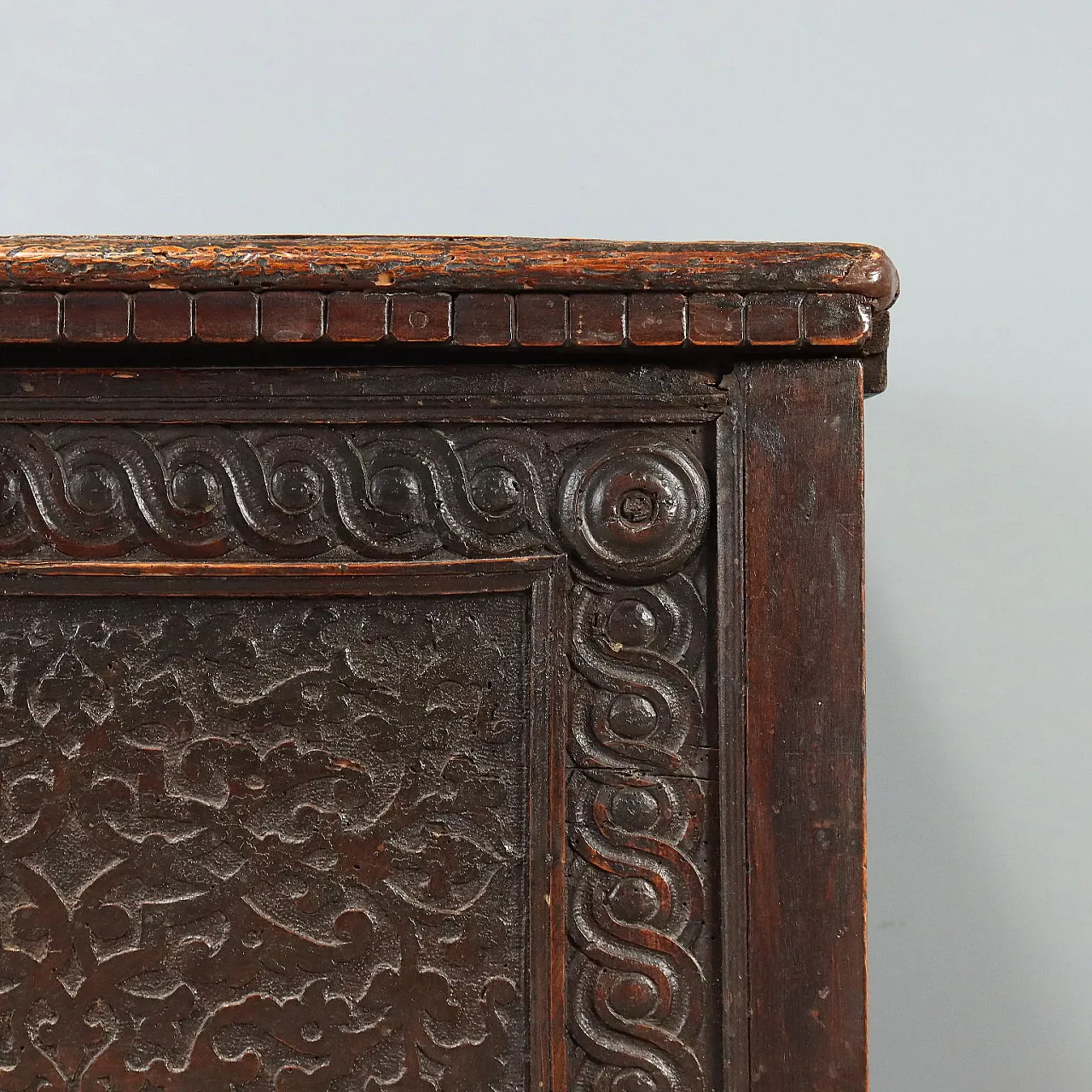 Walnut chest, 18th century 10