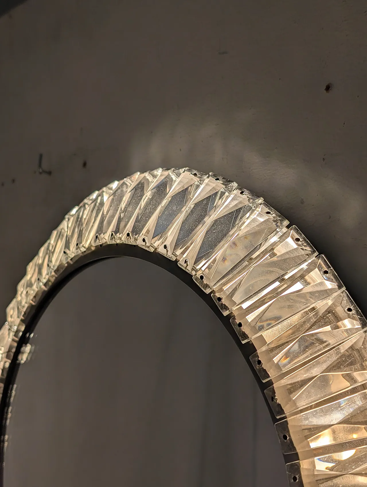 Specchio da parete circolare con prismi in cristallo, anni 70 5